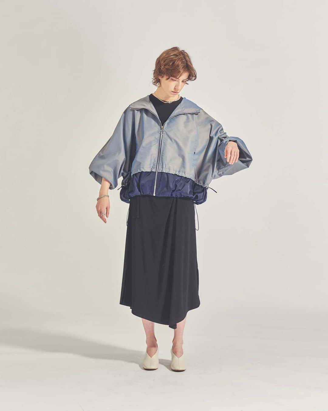 LOVELESS/GUILD PRIME 公式アカウントのインスタグラム：「GATHER TAFFETA BLOUSON 女性らしいカーヴィーなシルエットとカラーリングが魅力のシャンブレータフタギャザーブルゾン。玉虫調の意色合いや光沢、奥行のある見え感のあるシャンブレータフタ素材を使用し、上品な仕上がりに。程良いボリューム感が印象を柔らかいものに。  LOVELESS 2021 Springコレクション第一弾が2/10(水)より各ショップ及びオンラインストアで発売いたします。現在オンラインストアでは予約キャンペーンを開催中。  #loveless #21ss #loveless_women #loveless_select #springouter #springfashion  #newseason #newarrival  #ラブレス #ラブレスセレクト」