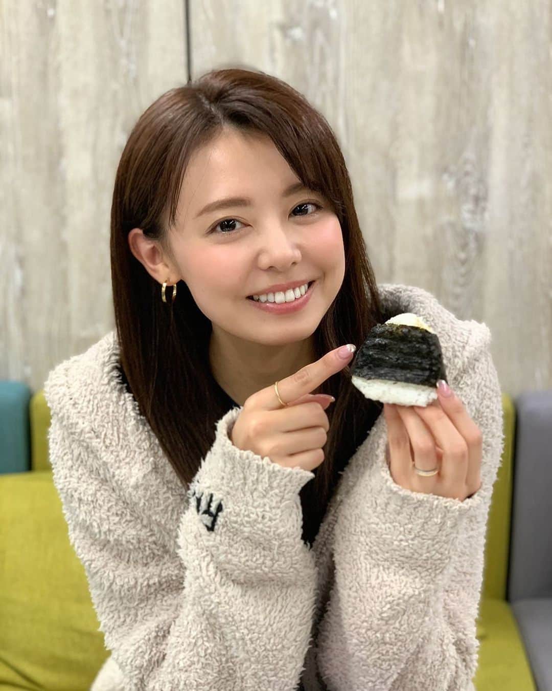 フジテレビアナウンサーのインスタグラム：「🍙 今日は「海苔の日」。﻿ あなたはパリパリ派？しっとり派？﻿ ﻿ #海苔の日﻿ #私はパリパリ派﻿ #フジテレビアナウンサー﻿ #宮澤智﻿ #今日は何の日﻿」