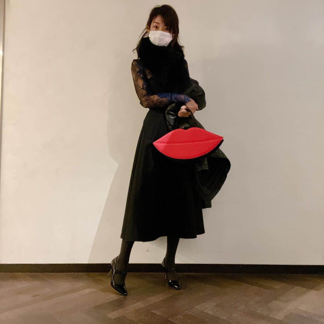 森下千里のインスタグラム：「. たまにはテンションあげたいので、 短い時間のお出かけでも可愛い格好しますかね。  そんな時は、お気に入りの鞄が必要💋  . . . #bags #今日の服  #kissinggirls #キスしちゃうぞ」