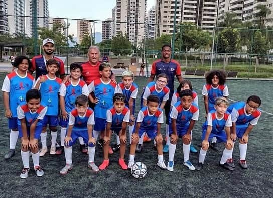 ジーコさんのインスタグラム写真 - (ジーコInstagram)「Aproveitando pra conhecer aqui no Rio os novos parceiros da Escola de Futebol Zico 10. Agora no Condomínio Ilha Pura,com uma garotada muito animada e empolgada.」2月6日 11時04分 - zico