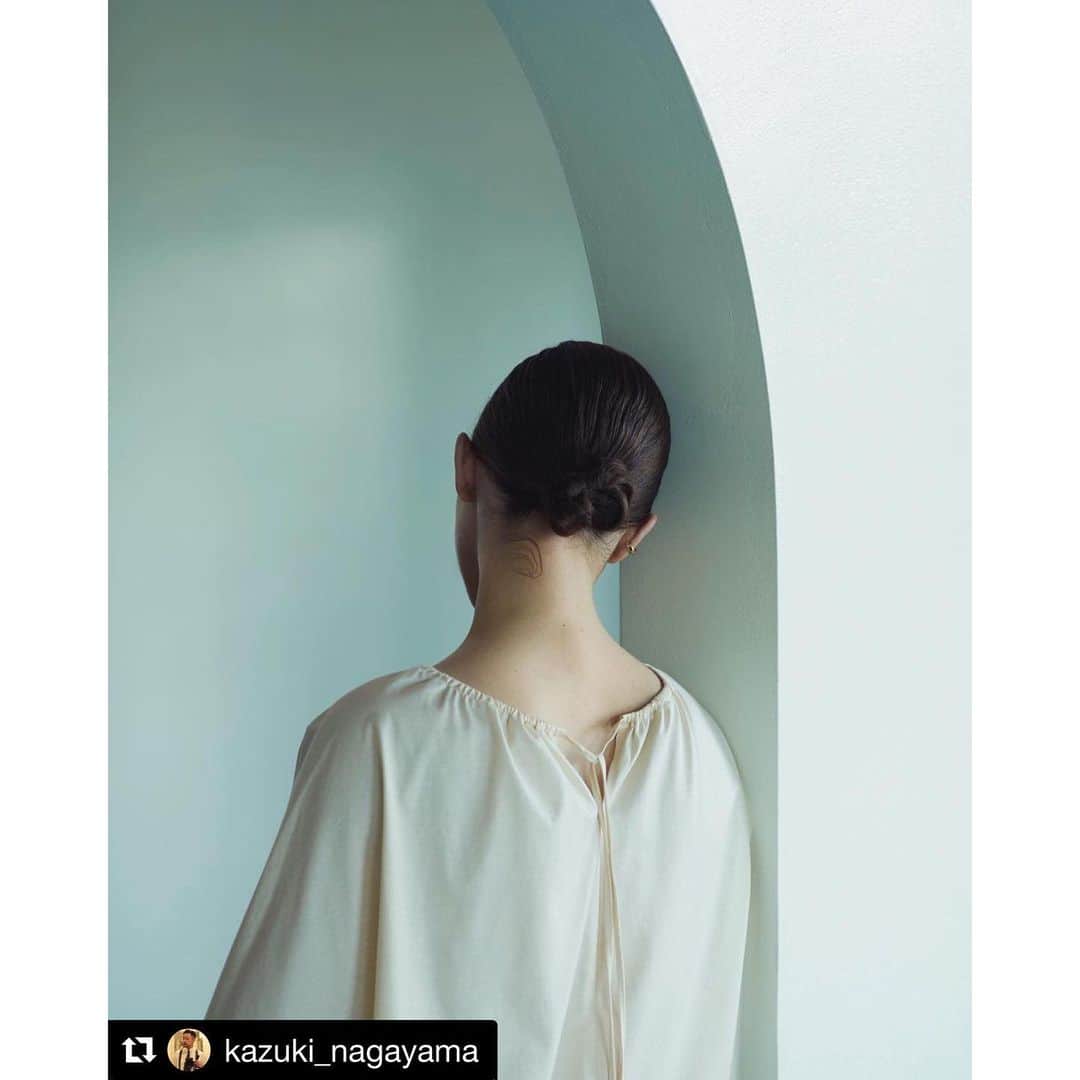川上さやかのインスタグラム：「ROPE 2021 SS シーズンビジュアルのスタイリングをやらせていただきました。 フォルム、色、素材、 上品に甘く、女性の体を軽やかに優しく見せてくれる春夏アイテムを、ぜひチェックしてみてください🌿  #Repost @kazuki_nagayama with @get_repost ・・・ お気に入りの一枚。大好きな色調。  ROPE 2021 SS シーズンビジュアルの撮影を担当させていただきました。  @rope_jp  Art director @miku_nishizawa  Model @marualeks  Stylist @sk_120  Hairmake @shimo_nagata  #rope #2021ss #photography #portrait #hasselblad #h6d #kazukinagayama #charlotteperriand #長山一樹 #ポートレート #中判カメラ」