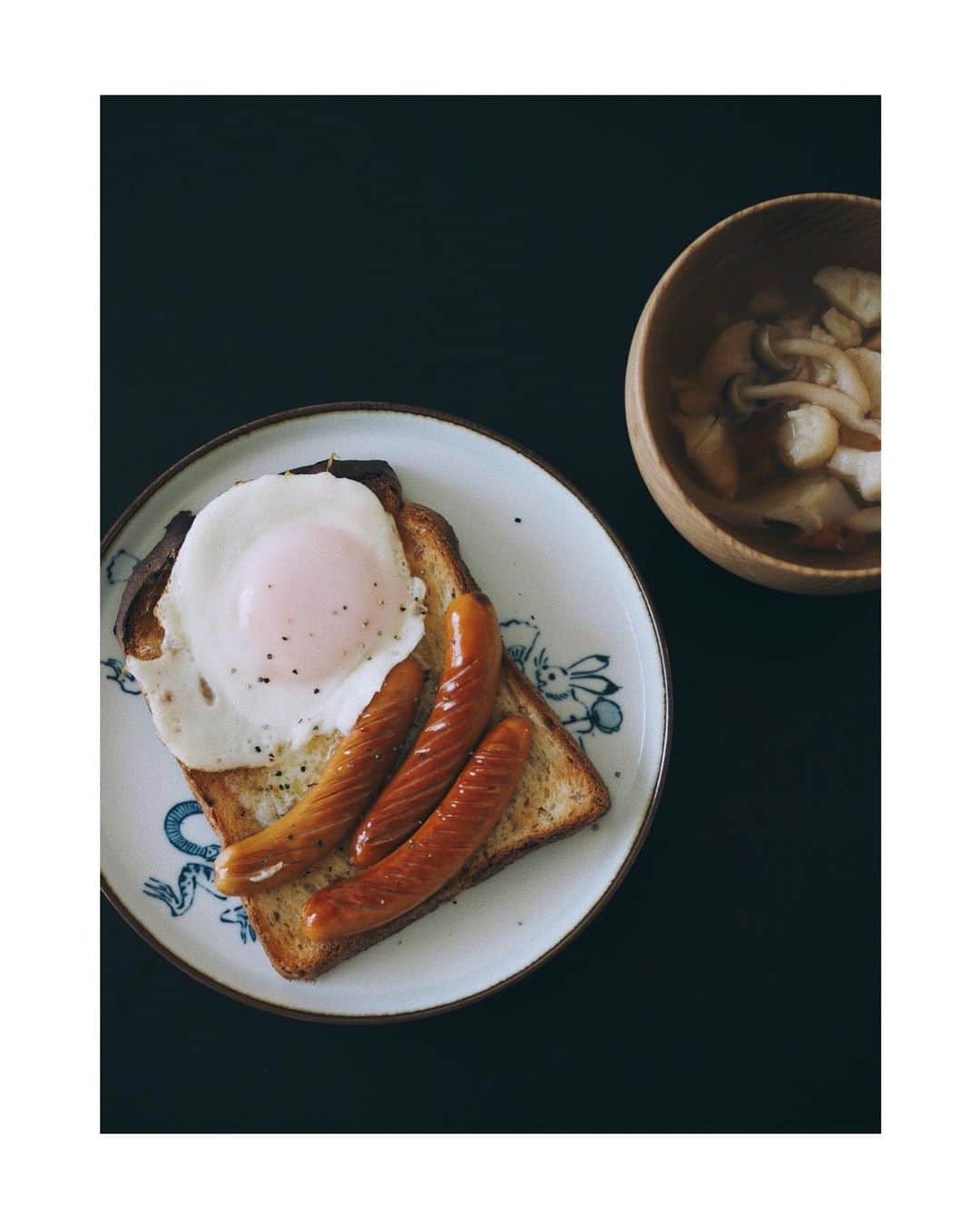 花楓のインスタグラム：「おはようございます。  昼抜き、 夜また🥢🤚🏻  食べます。  #ライ麦くん🍞」