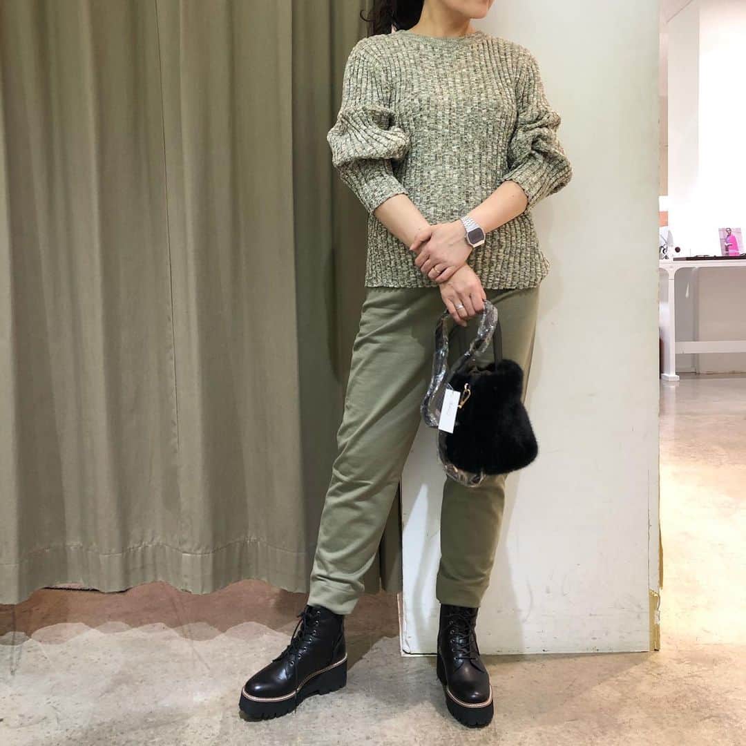 GATHER yamatoのインスタグラム：「ニット単品を 同じトーンで合わせる。 こういう時の キメは、小物で。 ________________________  ・ニットアップ(トップス) ￥19800 カーキパンツ ￥14300  全て#munich  税込です。  #大人がかっこよく映える服  #アラフォーコーデ #アラフィーコーデ」
