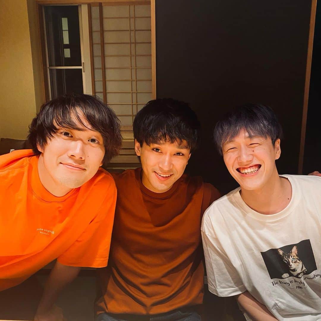 としみつのインスタグラム：「去年の夏に飯行った時の良い写真。  パオパオチャンネルおかえりだね。そして真ん中で先輩ヅラしてる俺。  #パオパオチャンネル #水溜りボンド #東海オンエア #🍣」