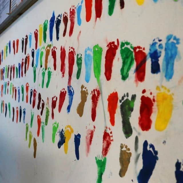 国境なき医師団さんのインスタグラム写真 - (国境なき医師団Instagram)「小さな小さな足形。誰のものかわかりますか？ . これは、国境なき医師団（MSF）の病院の新生児集中治療室で、無事回復した赤ちゃんのもの。MSFのスタッフの発案で、バングラデシュのゴヤルマラ病院の壁に残しています。 . この病院の患者さんの多くは、ロヒンギャ難民の人びと。約3年半前、ミャンマー軍による掃討作戦に遭い、隣国のバングラデシュへ逃げてきたロヒンギャの人びとは、いまも不衛生なキャンプでの暮らしを強いられています。医療不足も深刻です。 . そんな苦境の中で、一生懸命に生きようとしている命の証が、この足形。小さいけれど、大きな力を感じませんか？ -------------------------------------  バングラデシュでの活動は公式サイトから。プロフィールのURLリンクからどうぞ→@msf_japan .  --------------------------------------  © Hasnat Sohan/MSF、© Vincenzo Livieri #国境なき医師団 #MSF #バングラデシュ #ロヒンギャ #難民 #キャンプ #母子 #母子医療 #足形 #足形アート #足跡 #赤ちゃん #footprint #photooftheday #写真好きな人とつながりたい」2月6日 11時00分 - msf_japan