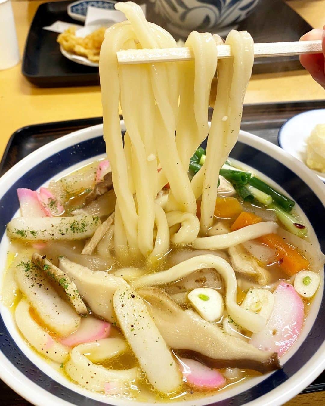 とぎもちさんのインスタグラム写真 - (とぎもちInstagram)「.﻿ ﻿ 【香川 카가와 맛집】﻿ ﻿ ずーっと気になってた﻿ ふる里うどんやっと行けた😍✨﻿ ﻿ ここのうどんは﻿ 変わり種いっぱい！！﻿ ﻿ しっぽくうどんの変わり種いっぱい😂﻿ ﻿ 私は﻿ ・しっぽくペペロン（ペペロンチーノ風）﻿ ・あげもち天あんこ付き﻿ ・あんちくわ天﻿ ﻿ とぎパパは﻿ ・ホルモンうどん﻿ ・かしわ天﻿ ﻿ 結論から言うと﻿ ここめーっちゃくちゃ美味しかった！！﻿ ﻿ ペペロンチーノ風の出汁が﻿ ちょいピリ辛すごく美味しい！﻿ ﻿ うどんもコシがあって太麺😍😍﻿ ﻿ ホルモンうどんのホルモンも﻿ ぷりっぷり😂💕﻿ ﻿ そしてまさかの﻿ あんちくわ天も美味しかった~﻿ ﻿ あんことちくわって合うんだ(笑)﻿ かしわ天も﻿ ジューシー美味し過ぎました💕﻿ ﻿ 別投稿で 食べた写真もっと載せてます♪  .﻿ #ふる里うどん #しっぽくペペロン #しっぽくペペロンチーノ #しっぽくうどん #あんちくわ天 #あげもち天 #ホルモンうどん #かしわ天 #讃岐うどん #高松グルメ #香川グルメ #후루사토우동 #사누키우동 #다카마쓰맛집 #카가와맛집  #먹스타그램 #토기모치 #とぎもちkorea #とぎもちふる里うどん #とぎもちしっかりペペロン」2月6日 11時06分 - togistagram