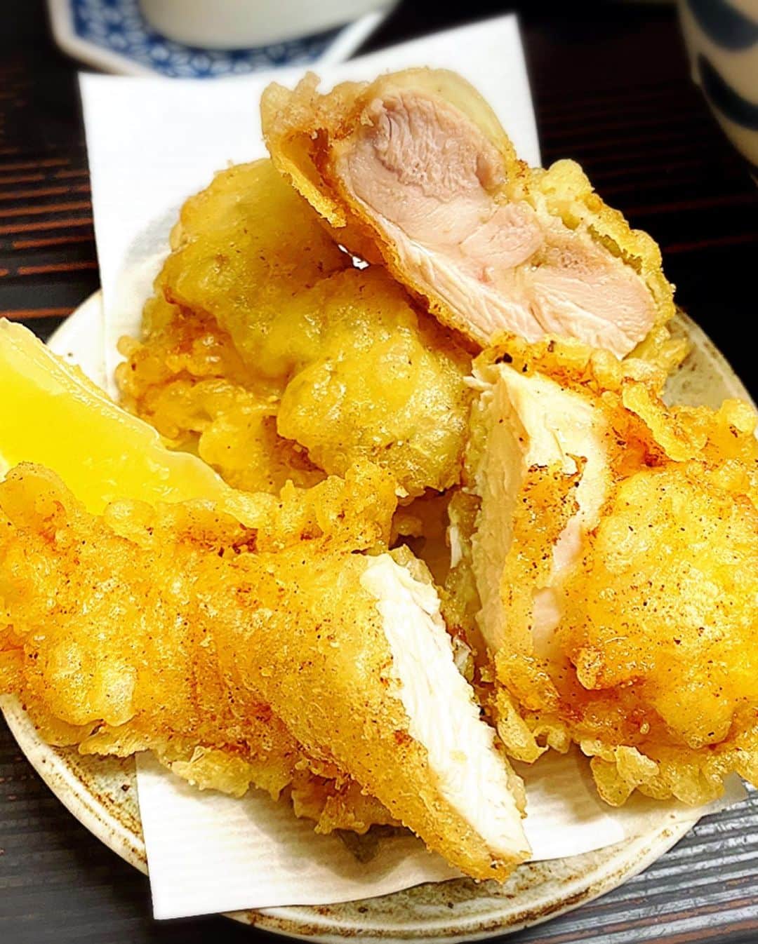 とぎもちさんのインスタグラム写真 - (とぎもちInstagram)「.﻿ ﻿ 【香川 카가와 맛집】﻿ ﻿ ずーっと気になってた﻿ ふる里うどんやっと行けた😍✨﻿ ﻿ ここのうどんは﻿ 変わり種いっぱい！！﻿ ﻿ しっぽくうどんの変わり種いっぱい😂﻿ ﻿ 私は﻿ ・しっぽくペペロン（ペペロンチーノ風）﻿ ・あげもち天あんこ付き﻿ ・あんちくわ天﻿ ﻿ とぎパパは﻿ ・ホルモンうどん﻿ ・かしわ天﻿ ﻿ 結論から言うと﻿ ここめーっちゃくちゃ美味しかった！！﻿ ﻿ ペペロンチーノ風の出汁が﻿ ちょいピリ辛すごく美味しい！﻿ ﻿ うどんもコシがあって太麺😍😍﻿ ﻿ ホルモンうどんのホルモンも﻿ ぷりっぷり😂💕﻿ ﻿ そしてまさかの﻿ あんちくわ天も美味しかった~﻿ ﻿ あんことちくわって合うんだ(笑)﻿ かしわ天も﻿ ジューシー美味し過ぎました💕﻿ ﻿ 別投稿で 食べた写真もっと載せてます♪  .﻿ #ふる里うどん #しっぽくペペロン #しっぽくペペロンチーノ #しっぽくうどん #あんちくわ天 #あげもち天 #ホルモンうどん #かしわ天 #讃岐うどん #高松グルメ #香川グルメ #후루사토우동 #사누키우동 #다카마쓰맛집 #카가와맛집  #먹스타그램 #토기모치 #とぎもちkorea #とぎもちふる里うどん #とぎもちしっかりペペロン」2月6日 11時06分 - togistagram