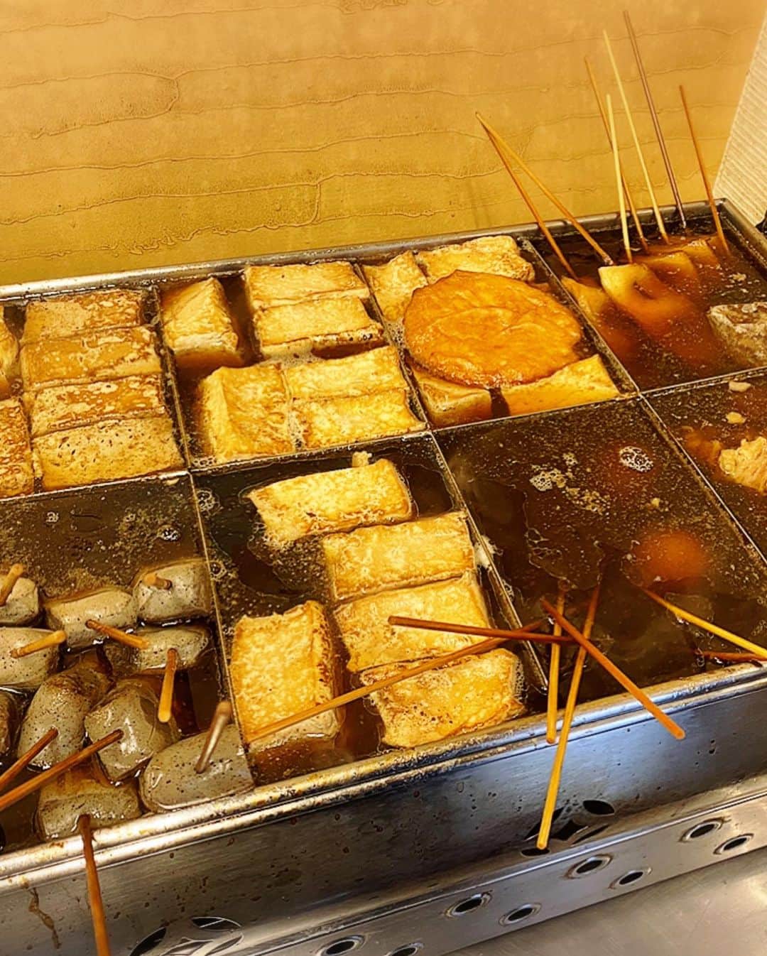 とぎもちさんのインスタグラム写真 - (とぎもちInstagram)「.﻿ ﻿ 【香川 카가와 맛집】﻿ ﻿ ずーっと気になってた﻿ ふる里うどんやっと行けた😍✨﻿ ﻿ ここのうどんは﻿ 変わり種いっぱい！！﻿ ﻿ しっぽくうどんの変わり種いっぱい😂﻿ ﻿ 私は﻿ ・しっぽくペペロン（ペペロンチーノ風）﻿ ・あげもち天あんこ付き﻿ ・あんちくわ天﻿ ﻿ とぎパパは﻿ ・ホルモンうどん﻿ ・かしわ天﻿ ﻿ 結論から言うと﻿ ここめーっちゃくちゃ美味しかった！！﻿ ﻿ ペペロンチーノ風の出汁が﻿ ちょいピリ辛すごく美味しい！﻿ ﻿ うどんもコシがあって太麺😍😍﻿ ﻿ ホルモンうどんのホルモンも﻿ ぷりっぷり😂💕﻿ ﻿ そしてまさかの﻿ あんちくわ天も美味しかった~﻿ ﻿ あんことちくわって合うんだ(笑)﻿ かしわ天も﻿ ジューシー美味し過ぎました💕﻿ ﻿ 別投稿で 食べた写真もっと載せてます♪  .﻿ #ふる里うどん #しっぽくペペロン #しっぽくペペロンチーノ #しっぽくうどん #あんちくわ天 #あげもち天 #ホルモンうどん #かしわ天 #讃岐うどん #高松グルメ #香川グルメ #후루사토우동 #사누키우동 #다카마쓰맛집 #카가와맛집  #먹스타그램 #토기모치 #とぎもちkorea #とぎもちふる里うどん #とぎもちしっかりペペロン」2月6日 11時06分 - togistagram