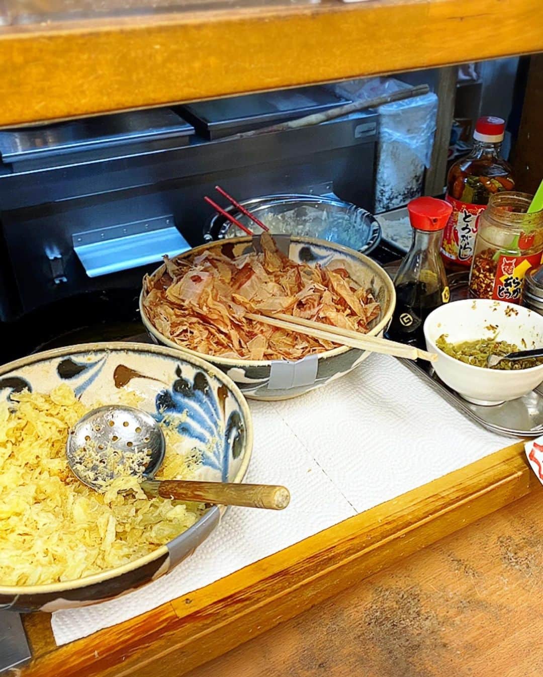 とぎもちさんのインスタグラム写真 - (とぎもちInstagram)「.﻿ ﻿ 【香川 카가와 맛집】﻿ ﻿ ずーっと気になってた﻿ ふる里うどんやっと行けた😍✨﻿ ﻿ ここのうどんは﻿ 変わり種いっぱい！！﻿ ﻿ しっぽくうどんの変わり種いっぱい😂﻿ ﻿ 私は﻿ ・しっぽくペペロン（ペペロンチーノ風）﻿ ・あげもち天あんこ付き﻿ ・あんちくわ天﻿ ﻿ とぎパパは﻿ ・ホルモンうどん﻿ ・かしわ天﻿ ﻿ 結論から言うと﻿ ここめーっちゃくちゃ美味しかった！！﻿ ﻿ ペペロンチーノ風の出汁が﻿ ちょいピリ辛すごく美味しい！﻿ ﻿ うどんもコシがあって太麺😍😍﻿ ﻿ ホルモンうどんのホルモンも﻿ ぷりっぷり😂💕﻿ ﻿ そしてまさかの﻿ あんちくわ天も美味しかった~﻿ ﻿ あんことちくわって合うんだ(笑)﻿ かしわ天も﻿ ジューシー美味し過ぎました💕﻿ ﻿ 別投稿で 食べた写真もっと載せてます♪  .﻿ #ふる里うどん #しっぽくペペロン #しっぽくペペロンチーノ #しっぽくうどん #あんちくわ天 #あげもち天 #ホルモンうどん #かしわ天 #讃岐うどん #高松グルメ #香川グルメ #후루사토우동 #사누키우동 #다카마쓰맛집 #카가와맛집  #먹스타그램 #토기모치 #とぎもちkorea #とぎもちふる里うどん #とぎもちしっかりペペロン」2月6日 11時06分 - togistagram