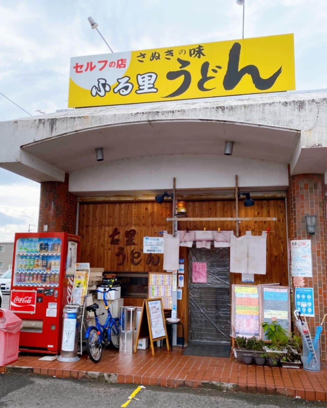 とぎもちさんのインスタグラム写真 - (とぎもちInstagram)「.﻿ ﻿ 【香川 카가와 맛집】﻿ ﻿ ずーっと気になってた﻿ ふる里うどんやっと行けた😍✨﻿ ﻿ ここのうどんは﻿ 変わり種いっぱい！！﻿ ﻿ しっぽくうどんの変わり種いっぱい😂﻿ ﻿ 私は﻿ ・しっぽくペペロン（ペペロンチーノ風）﻿ ・あげもち天あんこ付き﻿ ・あんちくわ天﻿ ﻿ とぎパパは﻿ ・ホルモンうどん﻿ ・かしわ天﻿ ﻿ 結論から言うと﻿ ここめーっちゃくちゃ美味しかった！！﻿ ﻿ ペペロンチーノ風の出汁が﻿ ちょいピリ辛すごく美味しい！﻿ ﻿ うどんもコシがあって太麺😍😍﻿ ﻿ ホルモンうどんのホルモンも﻿ ぷりっぷり😂💕﻿ ﻿ そしてまさかの﻿ あんちくわ天も美味しかった~﻿ ﻿ あんことちくわって合うんだ(笑)﻿ かしわ天も﻿ ジューシー美味し過ぎました💕﻿ ﻿ 別投稿で 食べた写真もっと載せてます♪  .﻿ #ふる里うどん #しっぽくペペロン #しっぽくペペロンチーノ #しっぽくうどん #あんちくわ天 #あげもち天 #ホルモンうどん #かしわ天 #讃岐うどん #高松グルメ #香川グルメ #후루사토우동 #사누키우동 #다카마쓰맛집 #카가와맛집  #먹스타그램 #토기모치 #とぎもちkorea #とぎもちふる里うどん #とぎもちしっかりペペロン」2月6日 11時06分 - togistagram