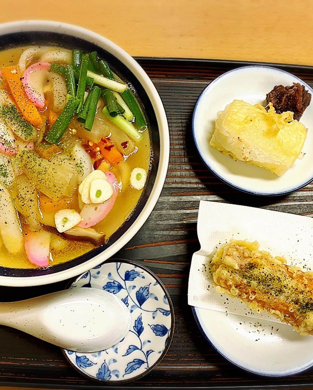 とぎもちさんのインスタグラム写真 - (とぎもちInstagram)「.﻿ ﻿ 【香川 카가와 맛집】﻿ ﻿ ずーっと気になってた﻿ ふる里うどんやっと行けた😍✨﻿ ﻿ ここのうどんは﻿ 変わり種いっぱい！！﻿ ﻿ しっぽくうどんの変わり種いっぱい😂﻿ ﻿ 私は﻿ ・しっぽくペペロン（ペペロンチーノ風）﻿ ・あげもち天あんこ付き﻿ ・あんちくわ天﻿ ﻿ とぎパパは﻿ ・ホルモンうどん﻿ ・かしわ天﻿ ﻿ 結論から言うと﻿ ここめーっちゃくちゃ美味しかった！！﻿ ﻿ ペペロンチーノ風の出汁が﻿ ちょいピリ辛すごく美味しい！﻿ ﻿ うどんもコシがあって太麺😍😍﻿ ﻿ ホルモンうどんのホルモンも﻿ ぷりっぷり😂💕﻿ ﻿ そしてまさかの﻿ あんちくわ天も美味しかった~﻿ ﻿ あんことちくわって合うんだ(笑)﻿ かしわ天も﻿ ジューシー美味し過ぎました💕﻿ ﻿ 別投稿で 食べた写真もっと載せてます♪  .﻿ #ふる里うどん #しっぽくペペロン #しっぽくペペロンチーノ #しっぽくうどん #あんちくわ天 #あげもち天 #ホルモンうどん #かしわ天 #讃岐うどん #高松グルメ #香川グルメ #후루사토우동 #사누키우동 #다카마쓰맛집 #카가와맛집  #먹스타그램 #토기모치 #とぎもちkorea #とぎもちふる里うどん #とぎもちしっかりペペロン」2月6日 11時06分 - togistagram