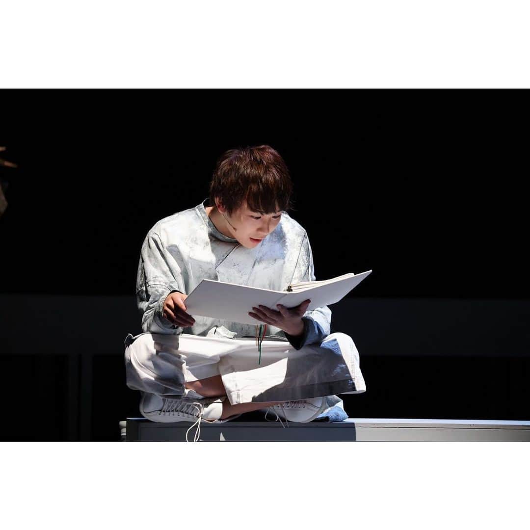 須賀健太のインスタグラム：「朗読劇『#ある朝殺人犯になっていた』本日も2公演！13時からは手話回、18時からは音声ガイド回となっています！ どちらもU-NEXTで配信！ 劇場以外でもぜひお楽しみ下さい… ストーリーにリンク貼っておきますぅー急に時間できたなぁって方もぜひ！  #あるはん」