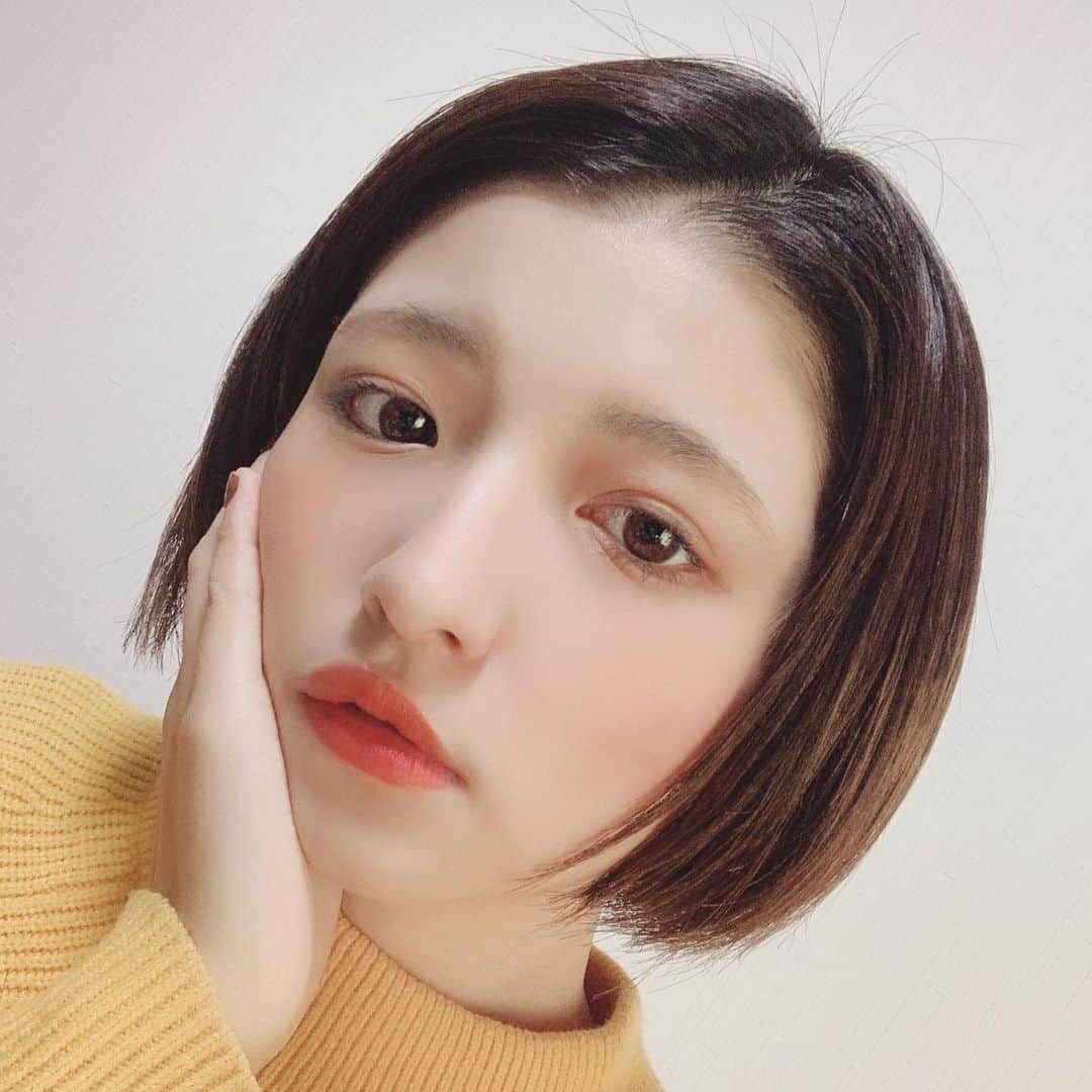 のインスタグラム：「・ 目が悪い勢×ずっと家にいる私 からすると、コンタクトをして外に出るっていうだけでも超気合が入っています。なので、私が眼鏡をしていない時にあった人は、(あぁ、気合入ってんねんな。)と思っていただけますと幸いです。 #👁」