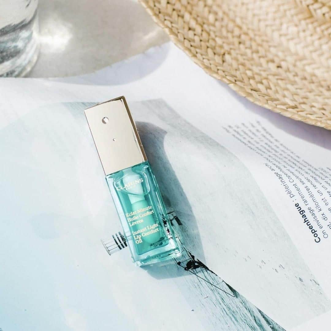 Clarins Canadaのインスタグラム：「The one and only, the original & incomparable, Clarins Lip Comfort Oil.🤍💫⁣ Just over 60 years ago, Clarins introduced the now iconic 100% pure plant extracts face and body oils. They were Clarins' very first products. This unique expertise is at the brand’s very foundation. It’s what encouraged Clarins Laboratories to develop a lip oil that is rich in botanical extracts & that nourishes and enhances lips. Developed with the same passion and formulated with the same demand for quality!⁣ __________⁣ L'originale, souvent imitée, mais jamais égalée, Huile Confort Lèvres de Clarins.🤍💫⁣ Les huiles visage et corps 100 % purs extraits de plantes de Clarins bénéficient de plus de 60 ans d'expertise. Une expertise unique au fondement de la marque, qui a poussé les Laboratoires Clarins à imaginer une huile de soin colorée riche en actifs végétaux, pour nourrir et embellir les lèvres. Conçues avec la même passion et⁣ formulées avec la même exigence de qualité !⁣ .⁣ .⁣ .⁣ 📸: @clarinsitalia⁣ #Clarins #ClarinsMakeUp #LipComfortOil #LipOil」