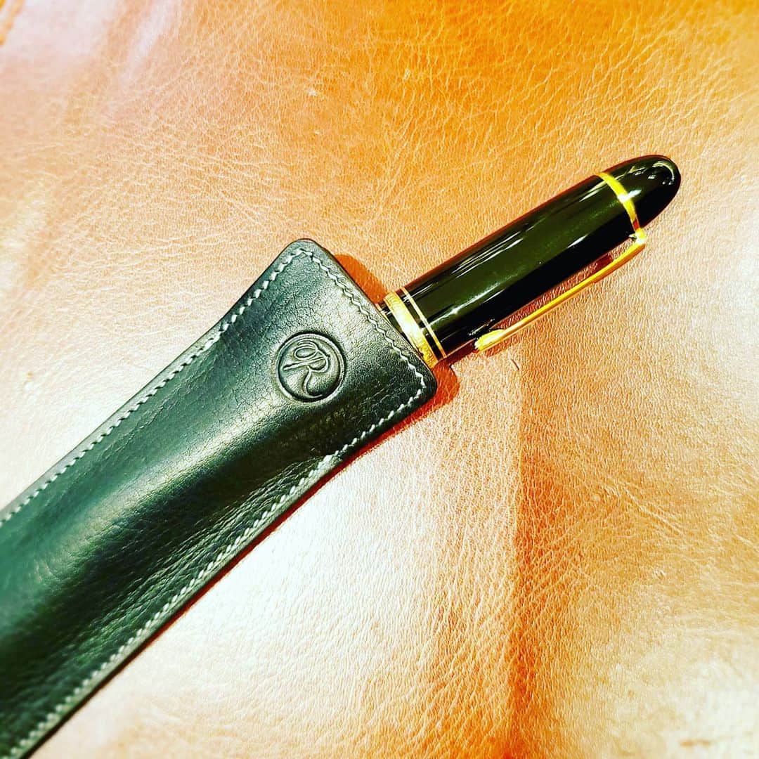 Omotecho Style Storeさんのインスタグラム写真 - (Omotecho Style StoreInstagram)「大切なペンをバッグやポケットに入れて持ち歩いてると いつの間にか傷ついていたことはありませんか？   今回は、万年筆等を保護できるペンケースをご紹介致します。  ROMEO オイルキップペンケース　1本用 価格：￥5,500 (税込) サイズ： 153 × 43 ㎜ カラー：ブラック・ブラウン  #伊東屋 　#itoya 　#レザー 　#オイルキップ 　#ペンケース 　#筆記具 　#万年筆 　#ボールペン 　#プレゼント 　#表町 　#商店街　#革製品　#革  定休日:火曜日」2月6日 11時15分 - omotechostylestore