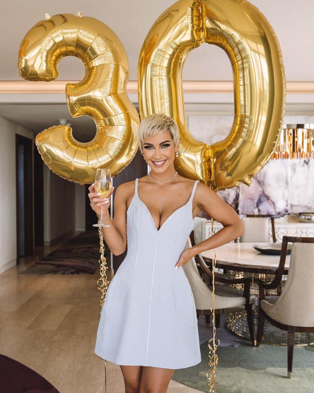 エリー・ゴンサルヴェスのインスタグラム：「The beginning of quite possibly the best night of my now 30 years on earth 😜🥂✨ thank you for our #Starcation @thestargoldcoast @nineteenatthestar Dress. @lilliankhallouf  Diamonds. @michaelarthurdiamonds  Styled by. @styledbybloom_  Photo. @corrinalouisephoto #nineteenatthestar」