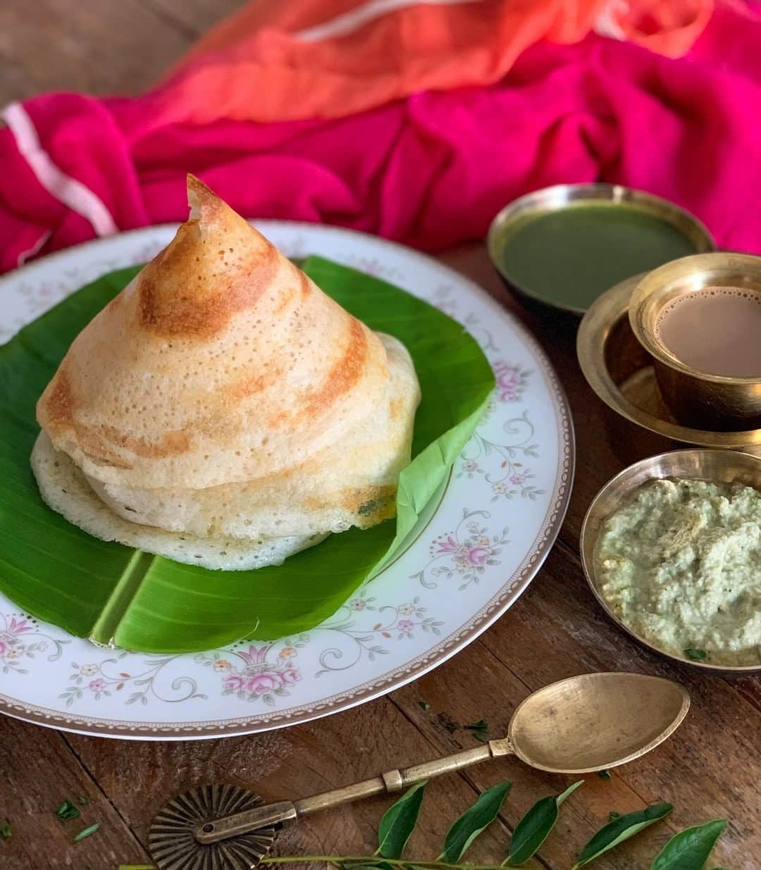 Archana's Kitchenさんのインスタグラム写真 - (Archana's KitchenInstagram)「The Ghee Roast Dosa Recipe is a classic South Indian Breakfast Tiffin that is made with fresh homemade idli dosa batter and then made into a thin paper dosa. Serve the Ghee Roast Dosa along with Coconut Chutney and Vengaya Sambar for a delicious breakfast or a weeknight dinner.  Get the recipe from the smart.bio link in my profile @archanaskitchen . . . . . #recipes #easyrecipes #breakfast #Indianbreakfast #archanaskitchen #healthyeating #highprotein #breakfastclub #dosa #dosarecipes #dosabatter #ragi #ragidosa #mysoremasaladosa #homemadefood #eatfit #cooking #food #healthyrecipes #foodphotography #recipeoftheday #comfortfood #deliciousfood #delicious #instayum」2月6日 11時30分 - archanaskitchen