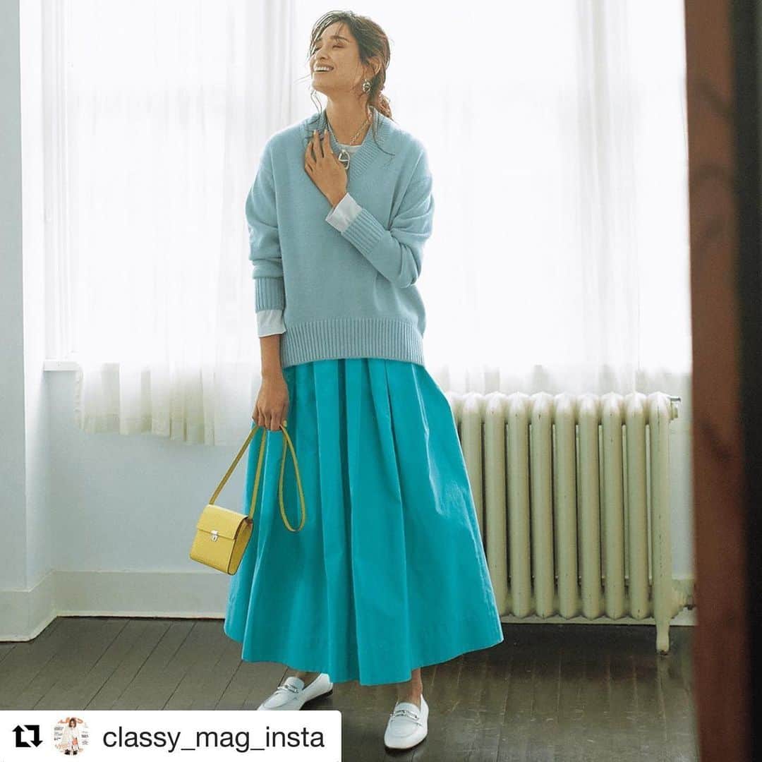 ケリーのインスタグラム：「今発売中の @classy_mag_insta 😍 ・ 見ました❓😆 是非、チェックしてね❣️  ・ #Repost @classy_mag_insta with @get_repost ・・・ 2月5日(金)、⁠⁠ 気分の上がるブルースカートは、⁠⁠ 同色系のニットと合わせて、⁠⁠ ワントーンで着るのが今っぽい。⁠⁠ ⁠⁠ ニットから白Tを覗かせれば、⁠⁠ グッとこなれた印象に仕上がります。⁠⁠ ⁠⁠ 洗練されたブルーコーデには、⁠⁠ イエローバッグで春らしさを盛りつけて。⁠⁠ ⁠⁠ あなたの #今日の服装 を、⁠⠀⁠⠀⁠⁠ @classy_mag_insta にタグ付け⁠⠀⁠⠀⁠⁠ または #classyフォト をつけて教えてください！⁠⠀⁠⠀⁠⁠ ⁠⠀⁠⠀⁠⁠ 素敵な投稿はリポストやCLASSY.ONLINEで⁠⠀⁠⠀⁠⁠ 紹介させていただく可能がございます✨️⁠⠀⁠⠀⁠⁠ ⁠.⁠⠀⁠⠀⁠⁠ #classymagazine⁠⠀⁠⠀⁠⁠ #今日の服装⁠⠀⁠⠀⁠⁠ #今日のコーデ⁠⠀⁠⁠ #ブルースカート⁠⁠ #白ローファー⁠⁠ #イエローバッグ #ワントーンコーデ」