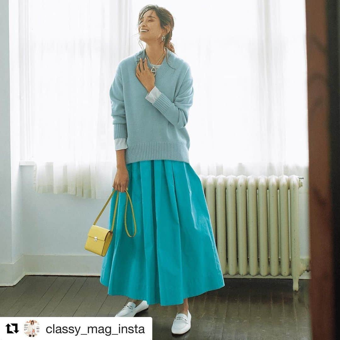 ケリーさんのインスタグラム写真 - (ケリーInstagram)「今発売中の @classy_mag_insta 😍 ・ 見ました❓😆 是非、チェックしてね❣️  ・ #Repost @classy_mag_insta with @get_repost ・・・ 2月5日(金)、⁠⁠ 気分の上がるブルースカートは、⁠⁠ 同色系のニットと合わせて、⁠⁠ ワントーンで着るのが今っぽい。⁠⁠ ⁠⁠ ニットから白Tを覗かせれば、⁠⁠ グッとこなれた印象に仕上がります。⁠⁠ ⁠⁠ 洗練されたブルーコーデには、⁠⁠ イエローバッグで春らしさを盛りつけて。⁠⁠ ⁠⁠ あなたの #今日の服装 を、⁠⠀⁠⠀⁠⁠ @classy_mag_insta にタグ付け⁠⠀⁠⠀⁠⁠ または #classyフォト をつけて教えてください！⁠⠀⁠⠀⁠⁠ ⁠⠀⁠⠀⁠⁠ 素敵な投稿はリポストやCLASSY.ONLINEで⁠⠀⁠⠀⁠⁠ 紹介させていただく可能がございます✨️⁠⠀⁠⠀⁠⁠ ⁠.⁠⠀⁠⠀⁠⁠ #classymagazine⁠⠀⁠⠀⁠⁠ #今日の服装⁠⠀⁠⠀⁠⁠ #今日のコーデ⁠⠀⁠⁠ #ブルースカート⁠⁠ #白ローファー⁠⁠ #イエローバッグ #ワントーンコーデ」2月6日 11時30分 - kellymisawa