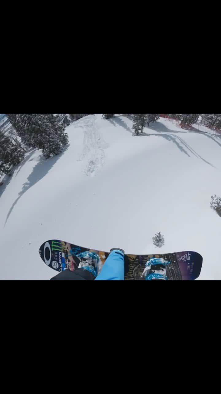 ジェイミー・アンダーソンのインスタグラム：「A few moments between bomb holes and tomahawks from yesterday’s @naturalselection . Feeling humbled , grateful and excited to ride more pow this year! 💙💙💙 #jafreespirit #jalivingthedream #naturalselection @gopro」