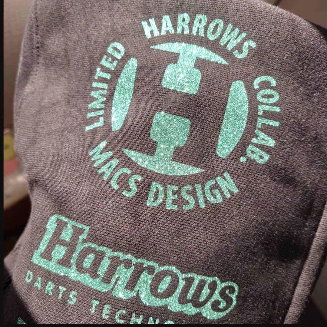 上原泰子さんのインスタグラム写真 - (上原泰子Instagram)「. ▽ Harrows×Macs Design コラボパーカー👕 . . Twitterでプレゼント企画 やっております🥳 . . #キラキラパーカーかわいいやで #パーカー女子#黒コーデ #harrows#harrowsdartsjp#MACSdesign #ダーツ#darts#ダーツ女子」2月6日 11時26分 - yasupi1107