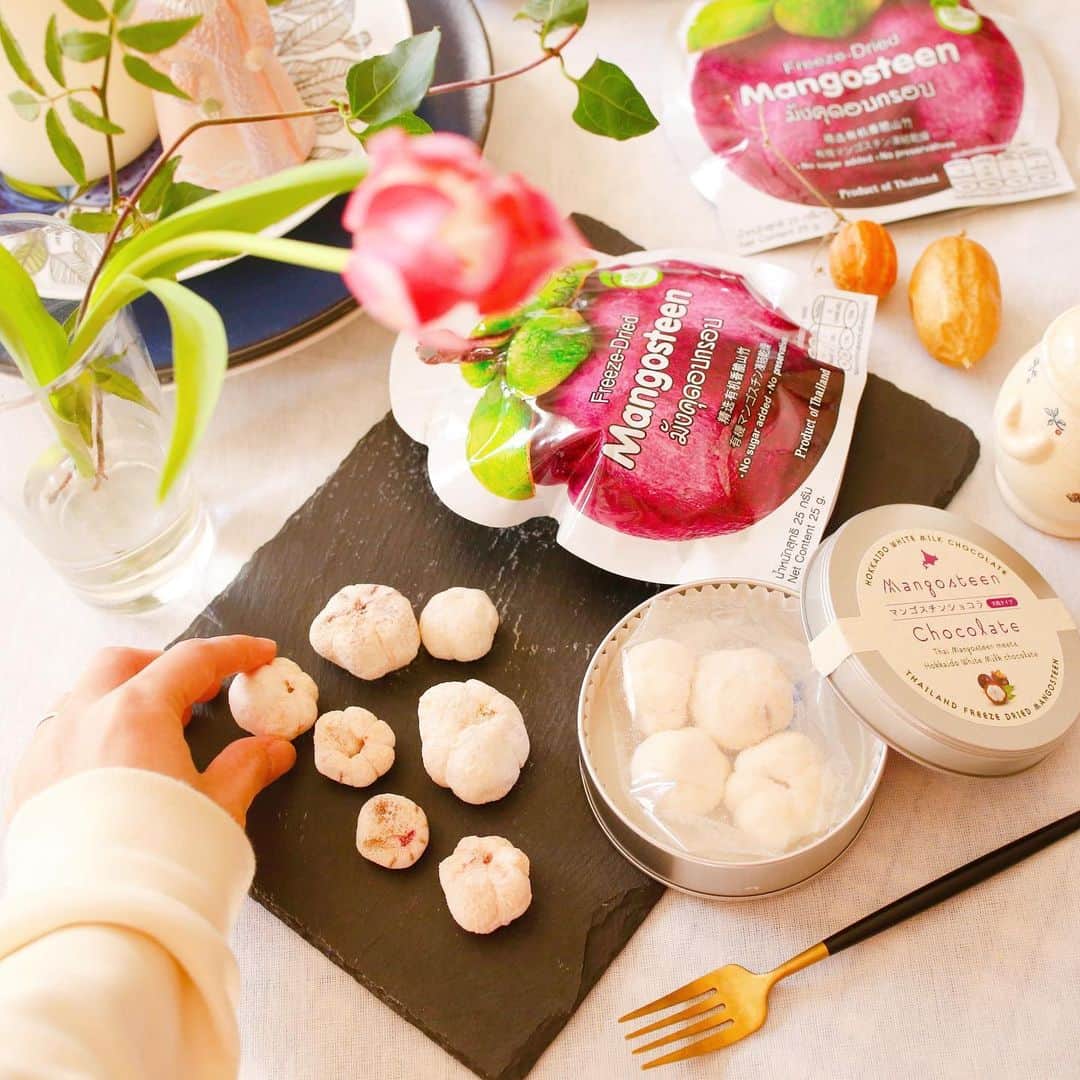amiのインスタグラム：「．  Favorite chocolate  もうすぐバレンタイン💓 私は、自分へのご褒美チョコとして マンゴスチンショコラをお取り寄せ してみました✨  フリーズドライマンゴスチンにチョコ掛け を施した新感覚スイーツなんだけど これがたまらなーく美味しいんです✨  ついでにゲットした、フリーズドライ マンゴスチンも美味しかった〜❤️ より私はヨーグルトに入れて食べたよ♡ @mangosteenloversassociation  ぜひバレンタイン用にチェック してみてね〜♡  2月末までに、一度の買い物で3000円以上 お買い上げの方対象に、フリーズドライ マンゴスチンを１袋プレゼント❤️ https://mangosteen.jp/  ． #マンゴスチンショコラ #マンゴスチン #フリーズドライ#バレンタインチョコ #バレンタインスイーツ #バレンタインギフト#PR」