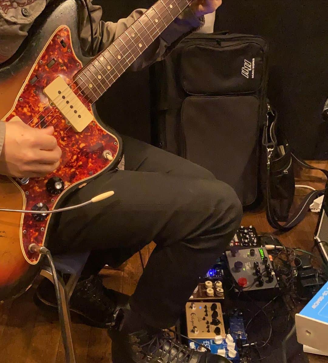本間昭光のインスタグラム：「午前中からギターダビング🎸」