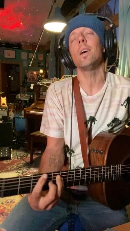 ジェイソン・ムラーズのインスタグラム：「J plays with sound & scats thru You & I Both, Childlike Wildlife, A crowd-sourced improv w no chorus, as well as highlights from Little You & I & Good Old Daze. Enjoy.」