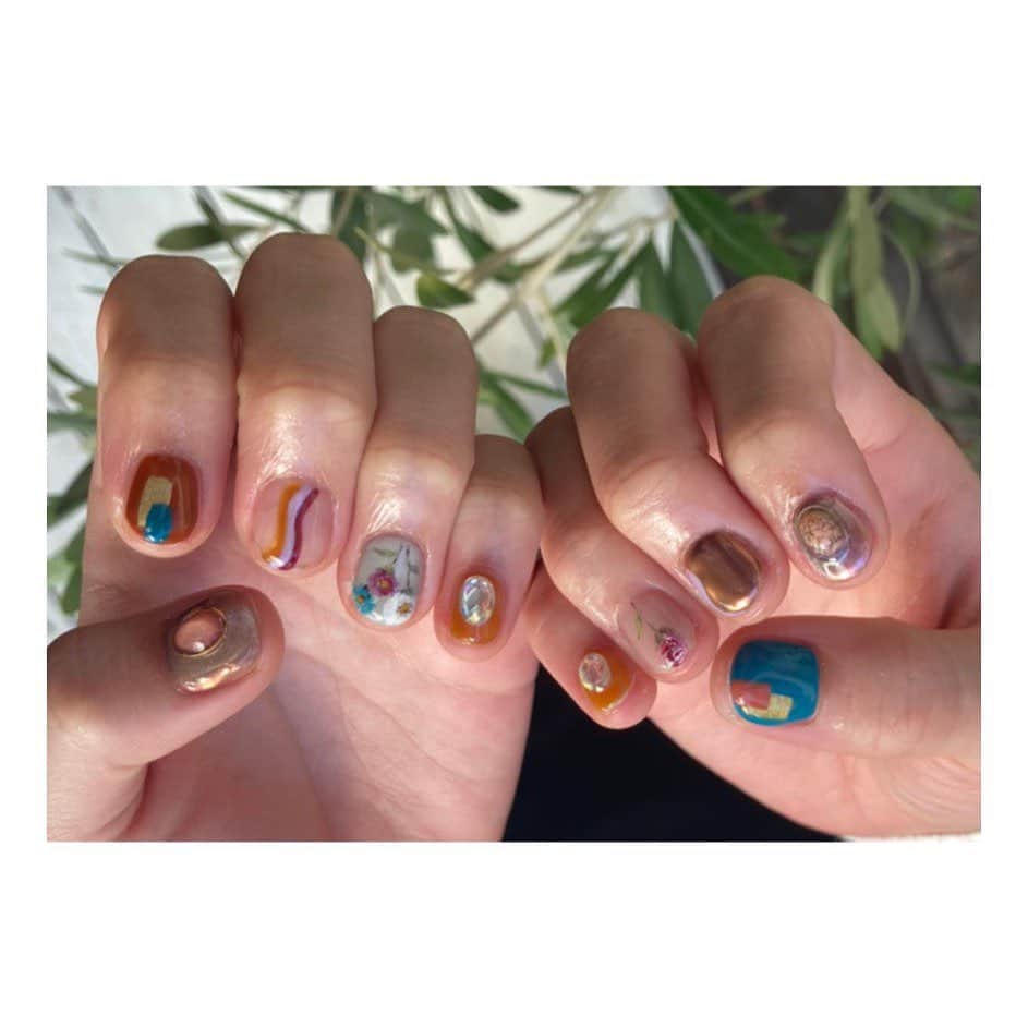 高木紗友希さんのインスタグラム写真 - (高木紗友希Instagram)「お花とかくまとかチェックとか全部手書きなんだよっ🐻‍❄️とってもうれしくて会う人全員に見せてるよ(くつしたもぬいで) #くまかわいい」2月6日 11時41分 - sayuki_takagi.official