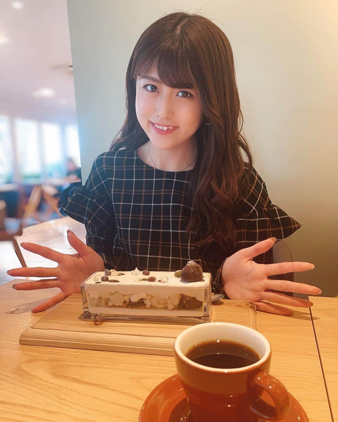 長澤佑香のインスタグラム：「﻿ 二子玉川のTriangle cafe♡﻿ 枯山水っていう石庭パフェを食べたよ♡﻿ ﻿ ほうじ茶アイスとマスカルポーネクリーム﻿ がめちゃくちゃ合うし、メレンゲのサクッ﻿ と食感がまた最高だった🥴割と大きいけど﻿ 飽きずに食べられました🥴﻿ ﻿ #trianglecafe #二子玉川 #玉川高島屋﻿ #枯山水 #石庭 #パフェ #二子玉川カフェ﻿ #二子玉川スイーツ #cafe #sweets」