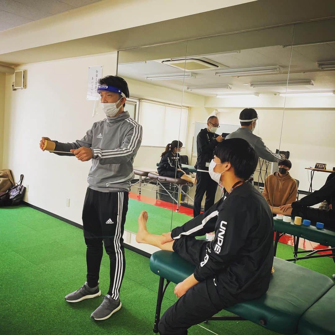 東京スポーツ・レクリエーション専門学校のインスタグラム：「【イベント告知】﻿ ﻿ 2月21日﻿ 第2回オンラインテーピング体験授業開催❗﻿ ﻿ 先月に引き続き、#サッカー日本代表  トレーナーの﻿後関先生によるテーピング体授業をオンラインで﻿ 行います😆﻿ ﻿ 前回参加された方も、初めての方もぜひ体験 して﻿みてください😉﻿ ﻿ 詳しくはホームページをチェック↖️﻿ ﻿ #サッカー#日本代表#トレーナー﻿ #オープンキャンパス#テーピング﻿ #オンラインイベント」
