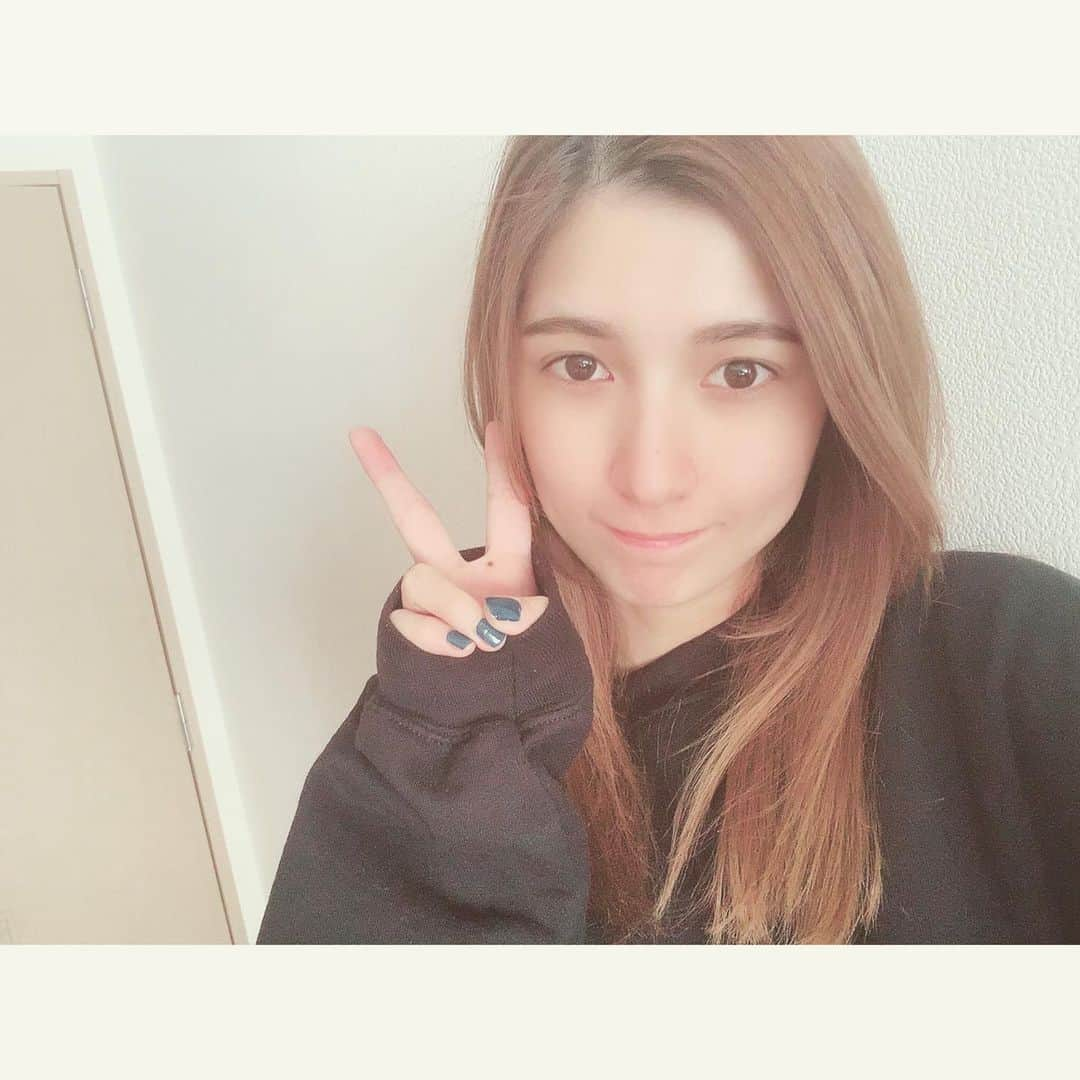 小田あさ美のインスタグラム：「Hello-☀️ 今日は主演舞台の稽古でした。  こんなご時世ですが 舞台に立てる事に感謝しています。 正直、不安だらけなとこはありますが 今はとにかくがむしゃらに この作品と向き合って、 少しでもみんなに笑顔に出来るように 頑張りたいと思います。  そんな主演舞台ですが 今日からチケット発売開始しました✨  舞台『ぬいぐるみスピリット』 2月17日〜21日 @バルスキッチン 小田さんはBチームのみ出演です  Bチーム公演はコチラ⬇️ 17日 19:30 18日 14:00 アフタートーク有 19日 19:30 20日 13:00 21日 17:30  チケット予約は Twitterから小田さん専用の 予約フォームに予約するか、 DMに日時など送ってくれたら 小田さんが予約します✌️  今回、主演ということもあって セリフ量も半端ないし とにかく出番が盛り沢山だす✨  今まで演じてきた主演の中でも 凄い動くしテンションも高いし とにかくまた違った小田さんを 見ることが出来ると自信を持って言えます  無理せずで見にきてくれたら めちゃくちゃ嬉しいよーーーーー❤️  残りの稽古も頑張るね☺️  #talent #model #actress #グラビア #舞台 #主演 #芝居 #コメディー #comedy  #happy #ticket #発売中 #予約してね #見にきてね #nomake #すっぴん #稽古」