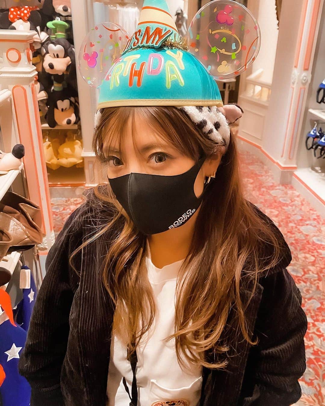 𝙴𝚁𝙸𝙲𝙰𝙽のインスタグラム：「． 💙💚💛💜❤💗💖 ． Disney land🕌 . ． 誕生日にディズニー行った時の そろそろ行きたいなあ〜 ． #disney#disneysea#disneyland#happy#love #birthday  #instagood#instalike#genic_mag#tokyo  #japan#fashion  #東京#ディズニーシー#クリスマス#デート#ディズニーランド#ビジョビ#タビジョ #フォトジェニック#撮影#幸せ#ミニーちゃん#バースデーサプライズ」