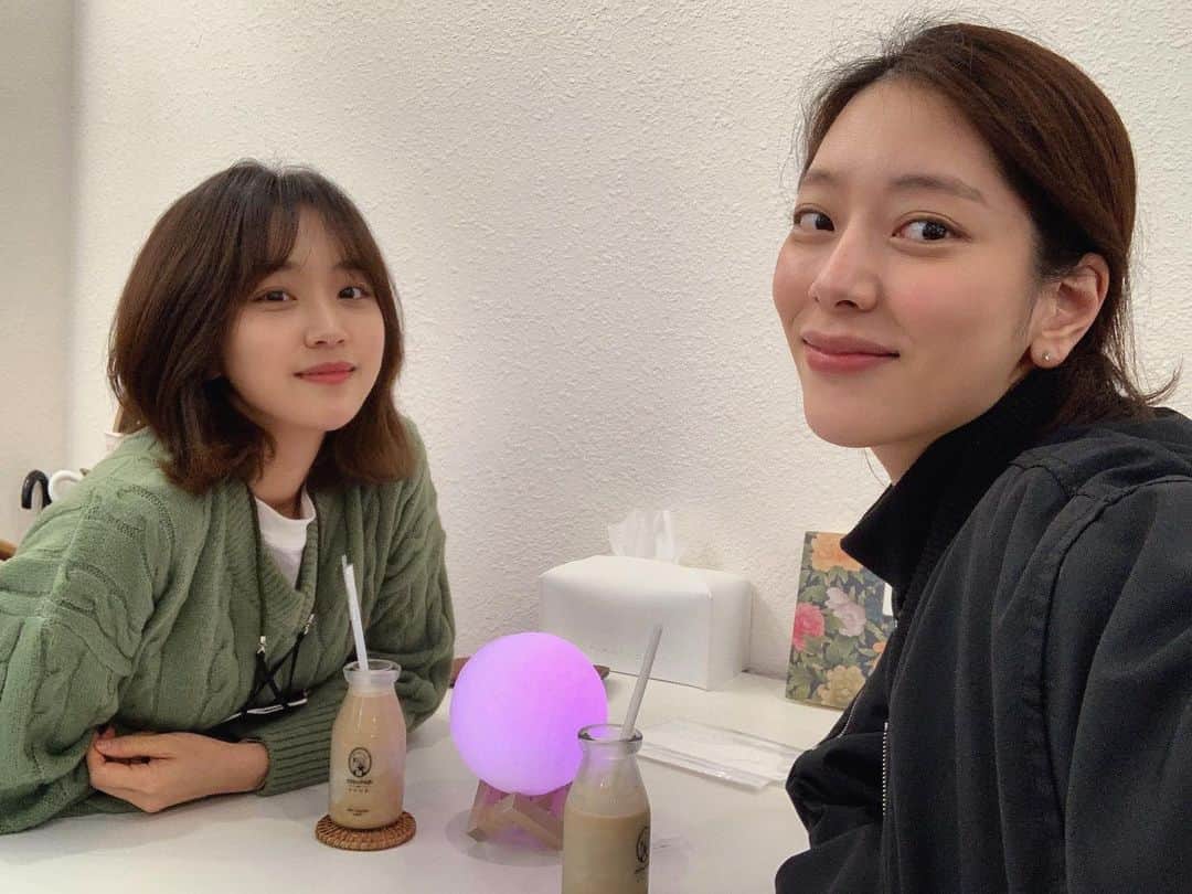 チョン・ユミンのインスタグラム：「극한의 위경련에 몸살까지 겹쳐 지난 3일간 몸져 누워있었슴다.  이런 나를 위해 동네까지 위로 방문 와준 천사쓰 예은언니. 넘 고마워🤍 3일만에 집 앞 외출.  하.  저는 몇년만에 이렇게 아팠던거 같은데.., 여러분도 언니도 저도, 우리 늘 건강합시다아-!」