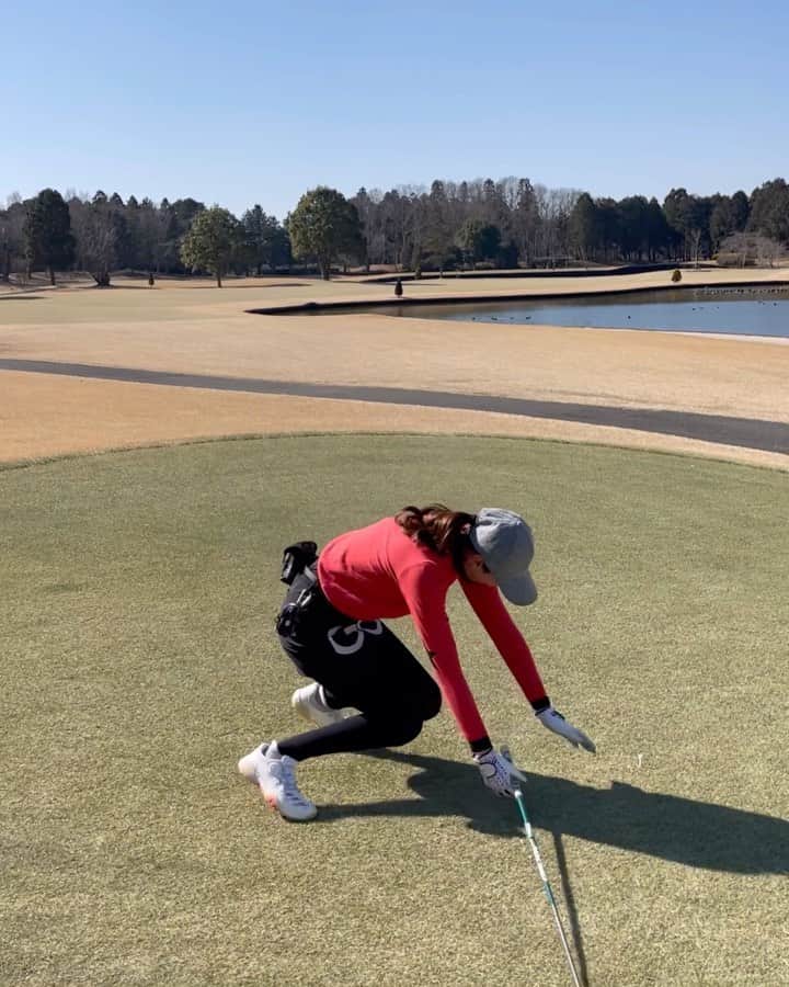 のインスタグラム：「池を越える❗️と心に決めたのに、 ズッコケたわ😂 3枚目スロー笑える😂 ・ ・ 後ろからと前から撮ってくれてたのに #そんな事もある #シャンク #トゥシャンク #ミスショット #倒れ込む #ハッピーゴルフ #笑いすぎ #ゴルフ女子 #ゴルフ好きな人と繋がりたい #ゴルフ大好き #ゴルフ好き #リアクション芸人 ？いいえ、 #ピラティスインストラクター です」