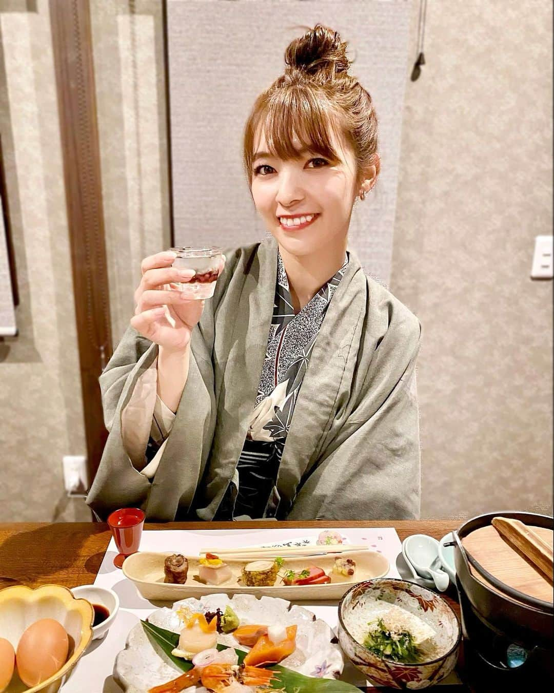 岩根沙恵子?さえみるのインスタグラム：「🍶はじめての湯布院❤︎ 最高のお宿だったので紹介💖 . 露天風呂も雰囲気も接客も 全部よかったので🥺👏 紅葉でエントランスがとても綺麗で 離れ風になっているのもよかったなあ••• お食事の時はお酒のサービスや 臨機応変な対応など、 まさに至れり尽くせりなら空間でした✨ . 何よりご飯がおいしくて••• 日本酒たくさん飲んだなあ🍶💓 それとね、お米が最高でした！ 湯布院産ひとめぼれ🌾 おかわりしまくりっ！🤣😌💖 . ２泊にして正解でした👏 また行きたいお宿です。 . 📍湯布の御宿　山もみじ 大分県由布市湯布院町川北662 . #山もみじ #湯布院旅館 #湯布院温泉 #湯布院観光 #湯布院グルメ #湯布院食べ歩き #ゆふいん #大分県観光 #湯布院カフェ #湯布院旅行 #湯布院 #湯布院町 #大分県グルメ #大分グルメ #oitagram #oitatrip #大分県 #九州観光 #九州旅行 #九州グルメ #中級ホテル #gotoトラベル #九州ぐらむ #gotoキャンペーン #源泉掛け流し #温泉旅館 #温泉女子 #日本酒好き女子 #ひとめぼれ #ホテル紹介」