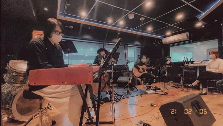 CHIHIROのインスタグラム：「今日から「Cparty」リハーサル始まりました🎤 セットリストを少しずつ決めていきます！ 沢山の曲があるから自分でもセトリ迷います🥺  リクエスト投票も早速ありがとう！ 1位はどの曲になるか私も楽しみです🌹 ぜひプロフ欄linkから5曲リクエストしてね！  まだ始めたばかりなんだけど 今日22時に初Clubhouseを✨ やってる方はぜひ😌 @ chihiroofficial ではじめました！  #リハーサル #ワンマンライブ #オンライン #clubhouse」