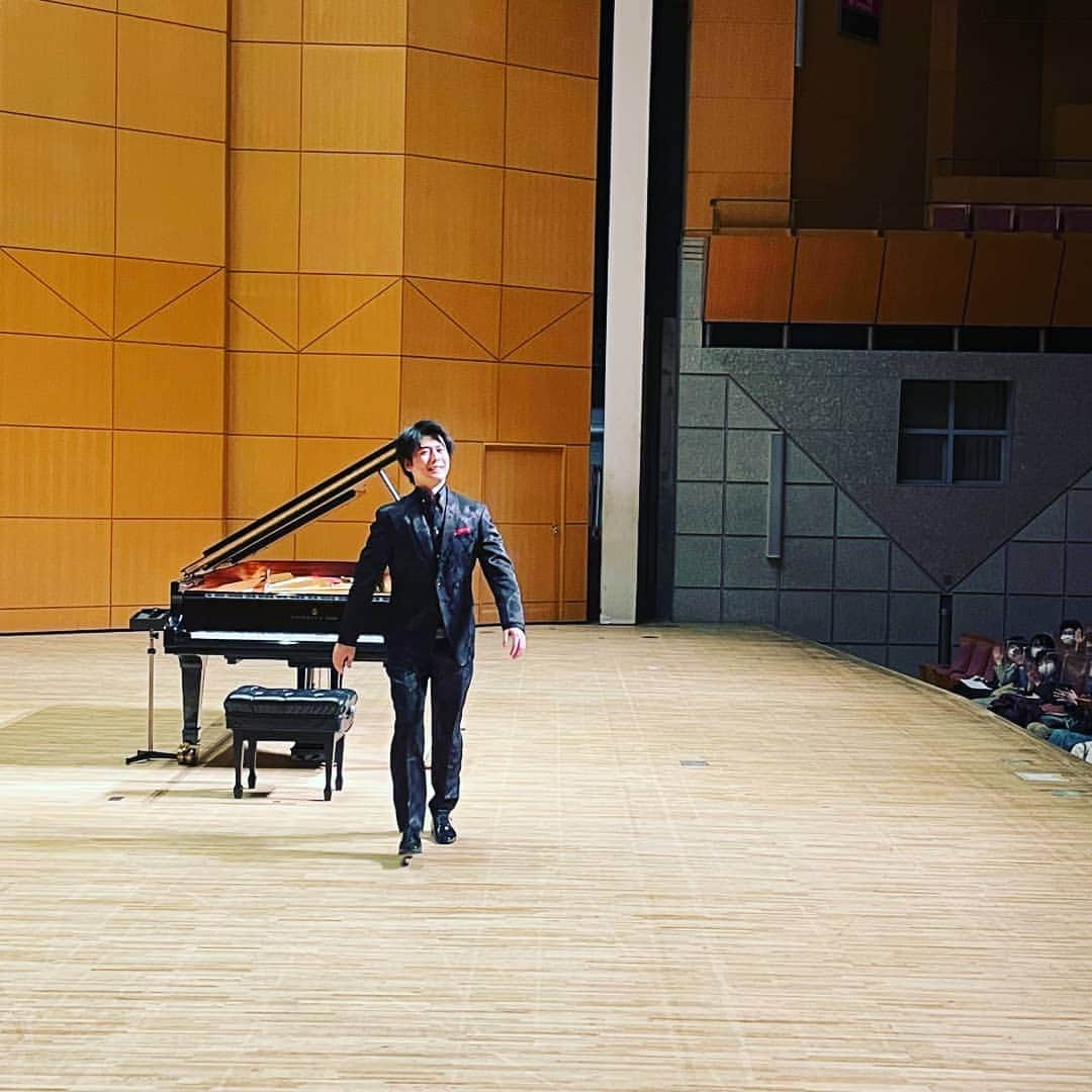 福間洸太朗さんのインスタグラム写真 - (福間洸太朗Instagram)「So grateful that I could finally give a recital at Katsushika Symphony Hils, Tokyo, after two times postponement!  Thank you to everyone who organized the concert and came to hear my performance!  It was the first time for me to play Scriabin's Sonata No.10 and Rachmaninoff's Sonata No.2 in public, but I enjoyed playing them, especially by the fact that they were composed in the same year (1913) and have a common motif of descending third.   I hope I can present Scriabin Rachmaninoff program(s) in many occasions in their 150th anniversaries coming years.  2回の延期を経てようやく実現したリサイタルでした。 チケット発売当初から楽しみに待って下さった方、日程や時間帯が合わず残念ながら断念された方、皆様の安全を考えて対策をとって下さったホールや主催の方など、様々な思いを受け止め、皆様の心に届く演奏を心がけました。   初披露のスクリャービンとラフマニノフ、緊張もありましたが、良い集中に繋がり、大ホールの響を心地よく感じながら弾きました。この組み合わせのプログラムは今年予定していませんが、来年、再来年とスクリャービン、ラフマニノフのアニバーサリーが続くので、きっとどこかでまた披露したいと思います。  アンコール最後、20時へと刻一刻と迫るカウントダウンを感じながらのテンペストの3楽章は、いつもと全く違う感覚でした！（CDより焦燥感はあったかもｗ）  お越し下さった皆様、有難うございました！  #Katsushika #musicianslife #pianist #Beethoven #Scriabin #Rachmaninoff #葛飾 #ベートーヴェン　#スクリャービン　#ラフマニノフ」2月6日 21時16分 - kotarofsky