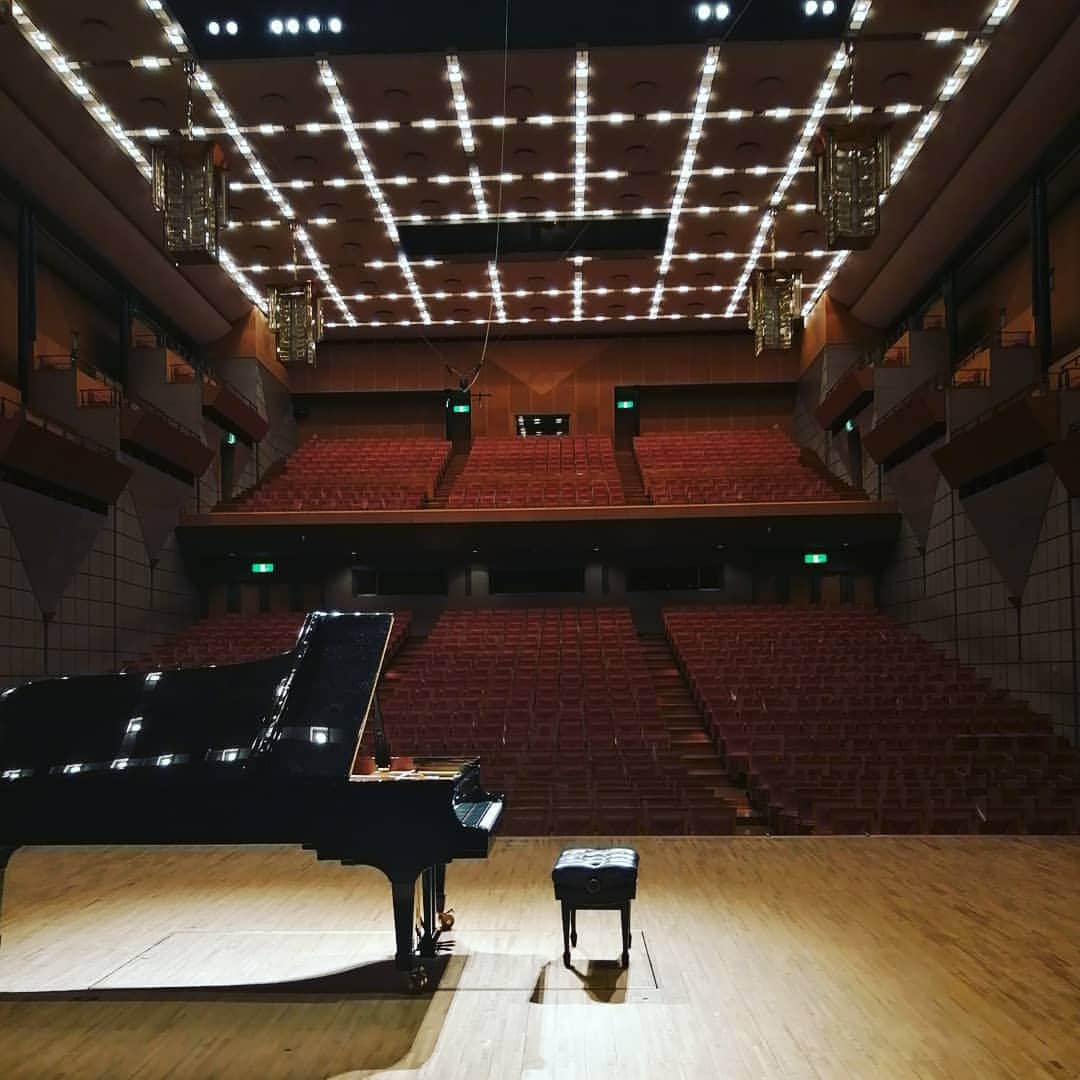 福間洸太朗さんのインスタグラム写真 - (福間洸太朗Instagram)「So grateful that I could finally give a recital at Katsushika Symphony Hils, Tokyo, after two times postponement!  Thank you to everyone who organized the concert and came to hear my performance!  It was the first time for me to play Scriabin's Sonata No.10 and Rachmaninoff's Sonata No.2 in public, but I enjoyed playing them, especially by the fact that they were composed in the same year (1913) and have a common motif of descending third.   I hope I can present Scriabin Rachmaninoff program(s) in many occasions in their 150th anniversaries coming years.  2回の延期を経てようやく実現したリサイタルでした。 チケット発売当初から楽しみに待って下さった方、日程や時間帯が合わず残念ながら断念された方、皆様の安全を考えて対策をとって下さったホールや主催の方など、様々な思いを受け止め、皆様の心に届く演奏を心がけました。   初披露のスクリャービンとラフマニノフ、緊張もありましたが、良い集中に繋がり、大ホールの響を心地よく感じながら弾きました。この組み合わせのプログラムは今年予定していませんが、来年、再来年とスクリャービン、ラフマニノフのアニバーサリーが続くので、きっとどこかでまた披露したいと思います。  アンコール最後、20時へと刻一刻と迫るカウントダウンを感じながらのテンペストの3楽章は、いつもと全く違う感覚でした！（CDより焦燥感はあったかもｗ）  お越し下さった皆様、有難うございました！  #Katsushika #musicianslife #pianist #Beethoven #Scriabin #Rachmaninoff #葛飾 #ベートーヴェン　#スクリャービン　#ラフマニノフ」2月6日 21時16分 - kotarofsky