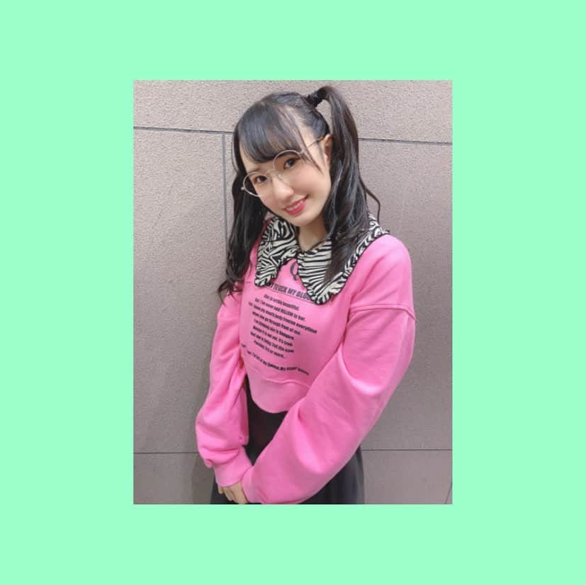 蒼井乃々愛のインスタグラム：「今日から髪にヘアティンセルついてます😊💚💚シルバーとグリーン✨ 写真見にくいけどキラキラめっちゃ可愛い〜💕2枚目の方がわかりやすいかな？   #ヘアティンセル #ヘアスタイル #ツインテール #アイドル #仮面女子 #ottd #lunty #luntynamba #onespo #jouetie #ののファッション #メガネ女子 #メガネっ子」