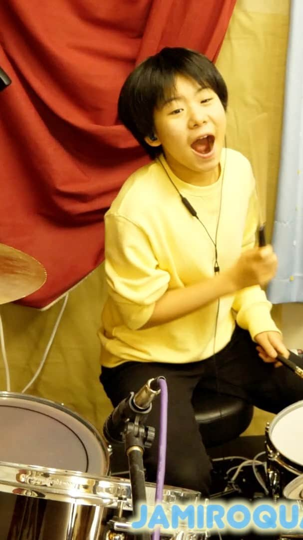 かねあいよよかのインスタグラム：「My name is Yoyoka, I'm a 11 year old drummer from Japan.﻿ I’m into Jamiroquai❣️﻿ It is always my pleasure to play their songs.﻿ ※This video is a one-shot recording with no editing🤗﻿ ﻿ ﻿ 私がハマっているジャミロクワイを叩きました！﻿ この曲は特に大好きな曲です。﻿ YouTubeの方が高画質、高音質ですのでよかったらそちらでもご覧ください☺️（YouTubeはプロフィールから）﻿ ※編集なし、一発録音の動画です。﻿ ﻿ @jamiroquaihq @degzy99 @solaakingbola @robharrisgtr @mattjohnsonjamiroquai @paulturnerbass @nategroove   @zildjiancompany @zildjian_japan @pearl_drums @pearl.drums.jp @dwdrums @vicfirth @hitlikeagirlcontest @drumeoofficial @femaledrummers @drumchannel @drummerworld.official @drumtalktv @theellenshow @fallontonight @agt   #Jamiroquai #SpaceCowboy #Yoyoka #よよか」