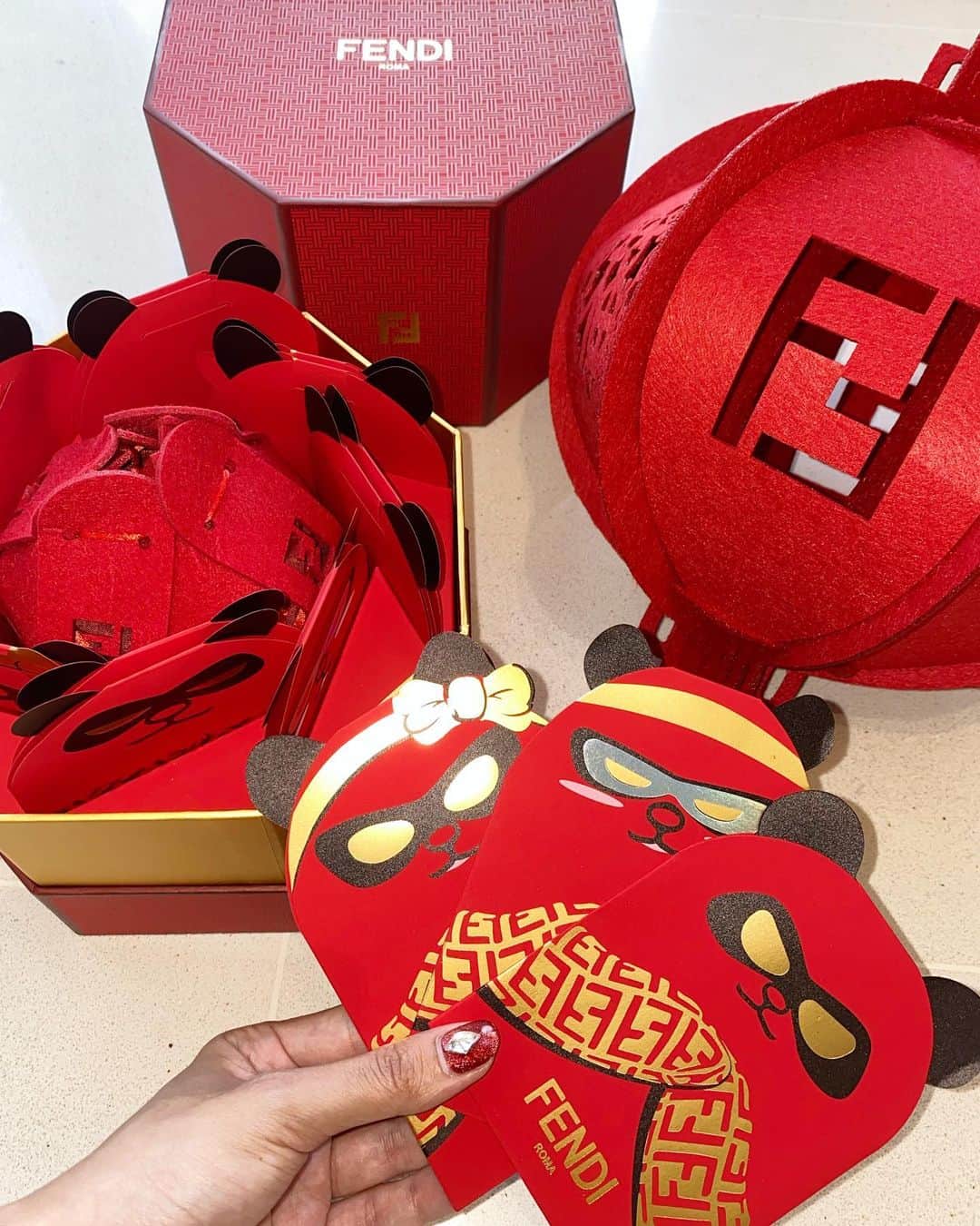 片山夏実のインスタグラム：「I received a Lunar New Year present from FENDI🎁❣️ The angpaos are just too cute!! It so cute, not sure if I can use them. .  fendiからチャイニーズニューイヤーのプレゼントを頂きました❣️ 可愛すぎるアンパオ袋は勿体無くて使えない🙈 . . #singapore #シンガポール #fendi」