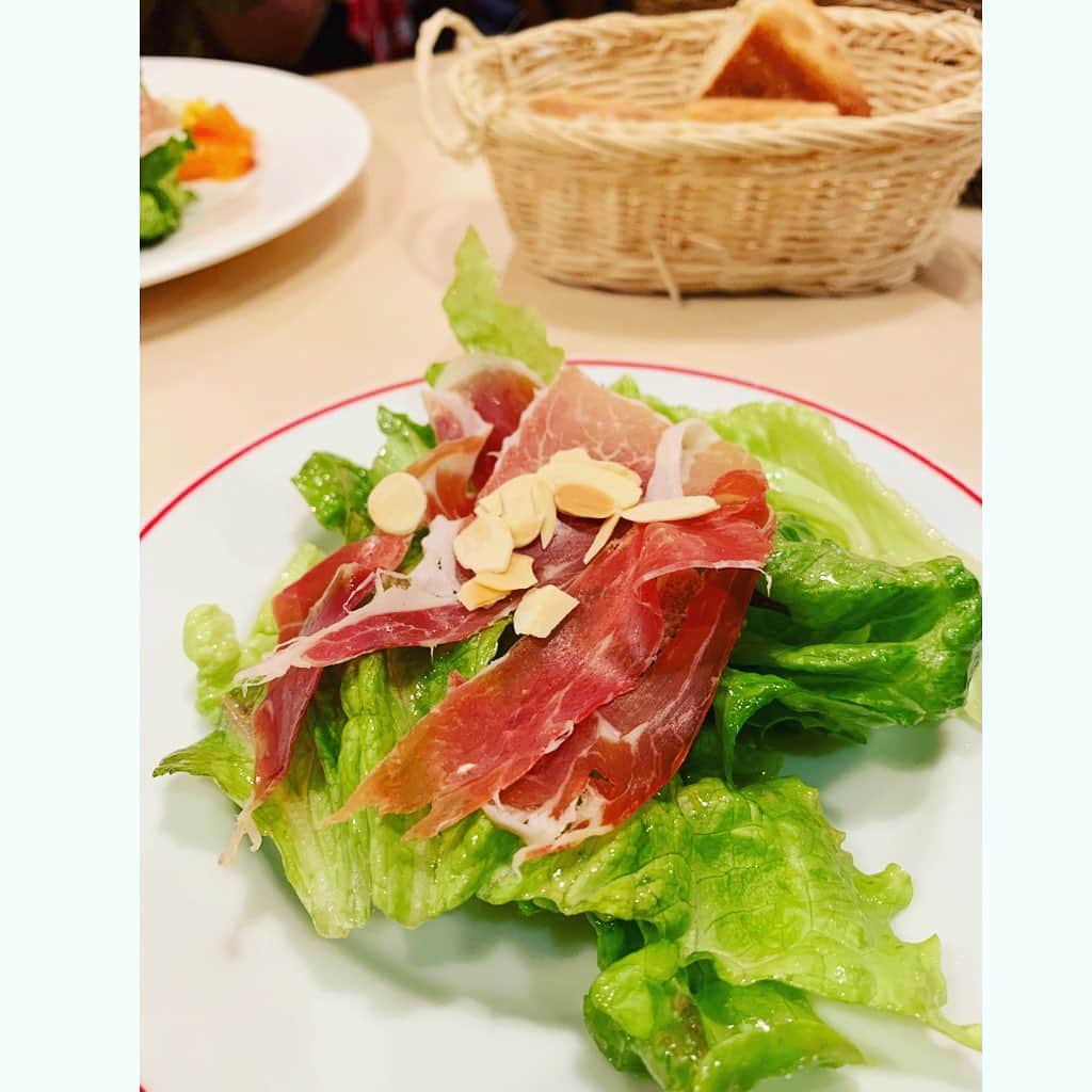 七瀬遥のインスタグラム：「肉肉しいハンバーグ〜🍽💕 コスパの良いフレンチビストロのお店で😊 人気のお店なんですね🇫🇷✨ こんな時期でも大盛況✨  #フレンチ#ビストロ#肉肉しい#ハンバーグ#delicious#happy #fun#good#friend#happy#love#happiness#good#smile#tokyo#japan」
