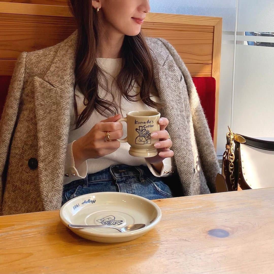 のインスタグラム：「コメダ☕️  outer. #casafline  tops. #titivate  earring. ring. @mili_jewelry   . . #today#code#ootd#outfit#fashion#今日の服#コーデ#ファッション#カジュアル#カジュアルコーデ」
