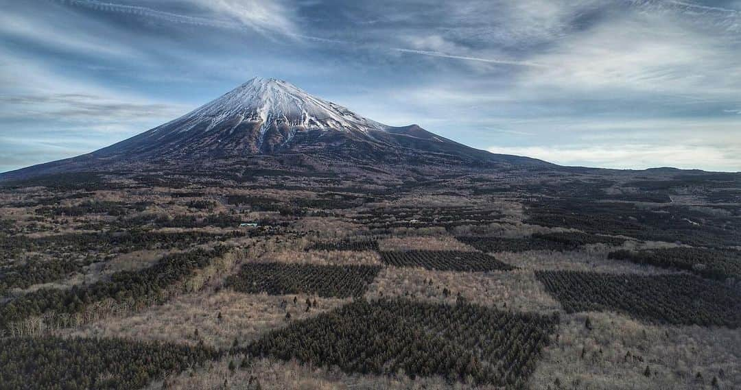 phantastic420のインスタグラム：「. 🤩🤩“Shizuoka” prefecture in Japan is a place where you can see the most “phantastic” Mt. Fuji🗻 in the world.🤩 #富士山 #mtfuji #japan #shizuoka #fujinomiya  #宮すた #miyasta @fujinomiyacity  #phantastic420photography #mostphantasticmtfuji #selamatpagi  #goodmorning  #おはようございます  🗻の #炭治郎 コスプレです🤣 ここがわかる人はかなりの #富士の病 にかかってますねぇ🤣 #สวัสดี 🙏#สวัสดีครับ 🙏🇹🇭😇😇😇😇😇🗻😇😇😇😇 🇹🇭#Thailand now 🤣#サワディーカップ 🙏#サワディー 🙏」