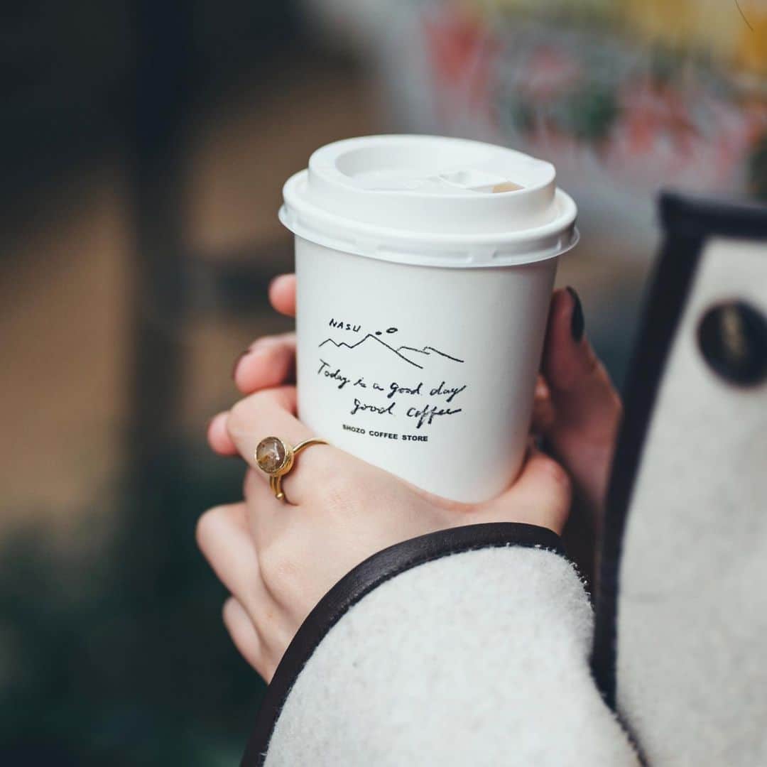 Rinkaのインスタグラム：「昨年行ったおしゃれなコーヒー屋さん  リングは　@bijumam  最近のお気に入りです♡   #shozocoffee #南青山 #南青山カフェ #東京カフェ #coffeeshop #bijumam  #リング #アクセサリー　#時差投稿」
