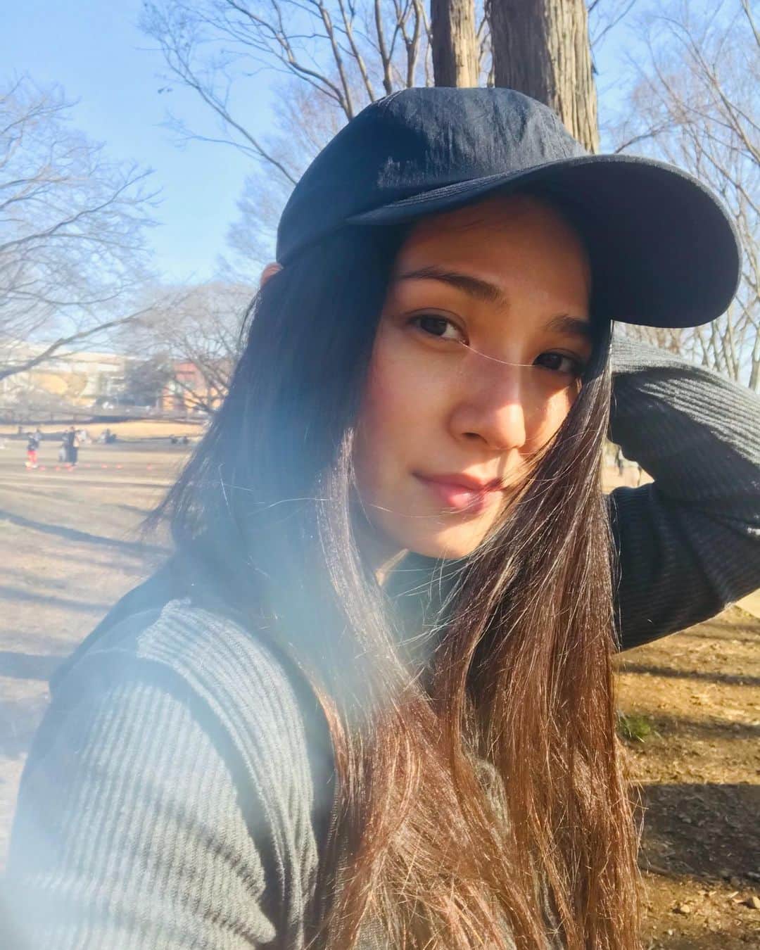 野波麻帆さんのインスタグラム写真 - (野波麻帆Instagram)「. 今日はお天気が良かったから公園へ！ あー光合成。幸せー。 🌞」2月6日 21時19分 - mahononami