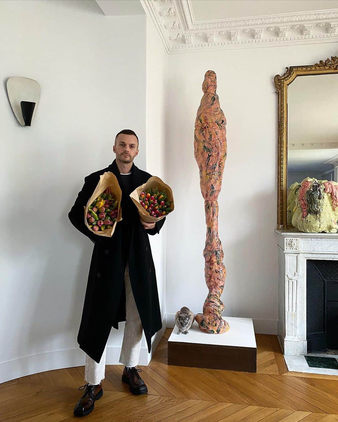 クリスヴァンアッシュのインスタグラム：「WEEKEND ESSENTIALS / TULIPS ARE MY FAVORITES  #Frida #tulips #flowers #krisvanassche」