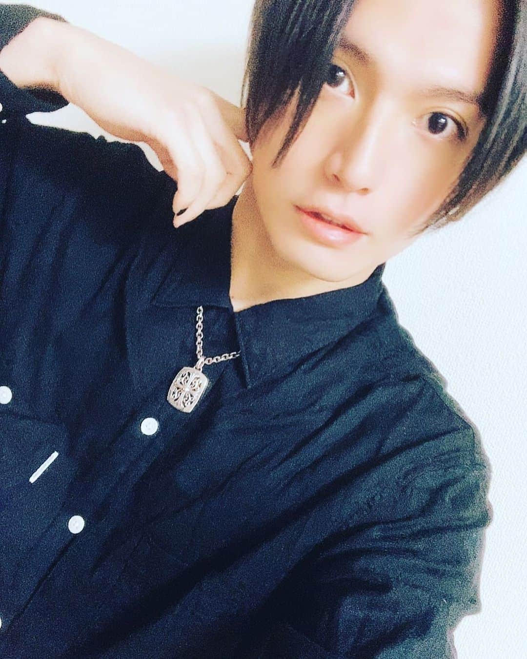 友常勇気のインスタグラム：「#友常勇気 更新出来ずごめんなさい😭💦💦 何やら色々とワタワタしてました。笑 が、とても笑顔の沢山の数日でした🤗🎉 本当に幸せ🤩やはり笑顔が大切だね😁💕💕💕 笑って行こー🤗 いいながら、一枚目の写真…きょとん顔しとる🤣 失礼しました💦 久々爪も塗ったよー😘 #ネイル男子」