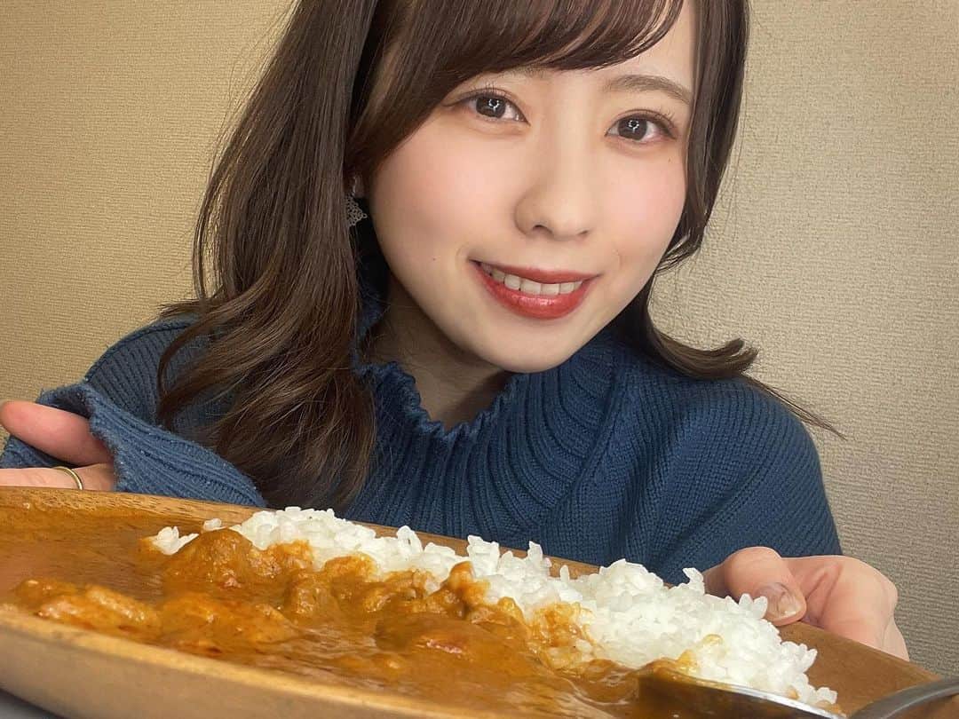 Rinkaのインスタグラム：「神保町の名店「マンダラ」完全監修レトルトカレーをいただきました🍛 スパイスとトマトが効いててすごく美味しい！おうちで本格的なカレーを食べれるの嬉しいですね☺︎ 今年もいろんなカレーを食べるぞ〜  マクアケで応援購入できますのでぜひっ！！ (包装は今回特別に書いていただいたもので、実際の商品の包装とは異なっております)  @masala_jp_official @makuake_official   #MASALAカレー #神保町マンダラ #恋するカレー #カレー #curry #チキンカレー #マサラカレー #お取り寄せグルメ #おうちごはん #神保町カレー #pr  (カレーとの自撮りは難しかったです)」